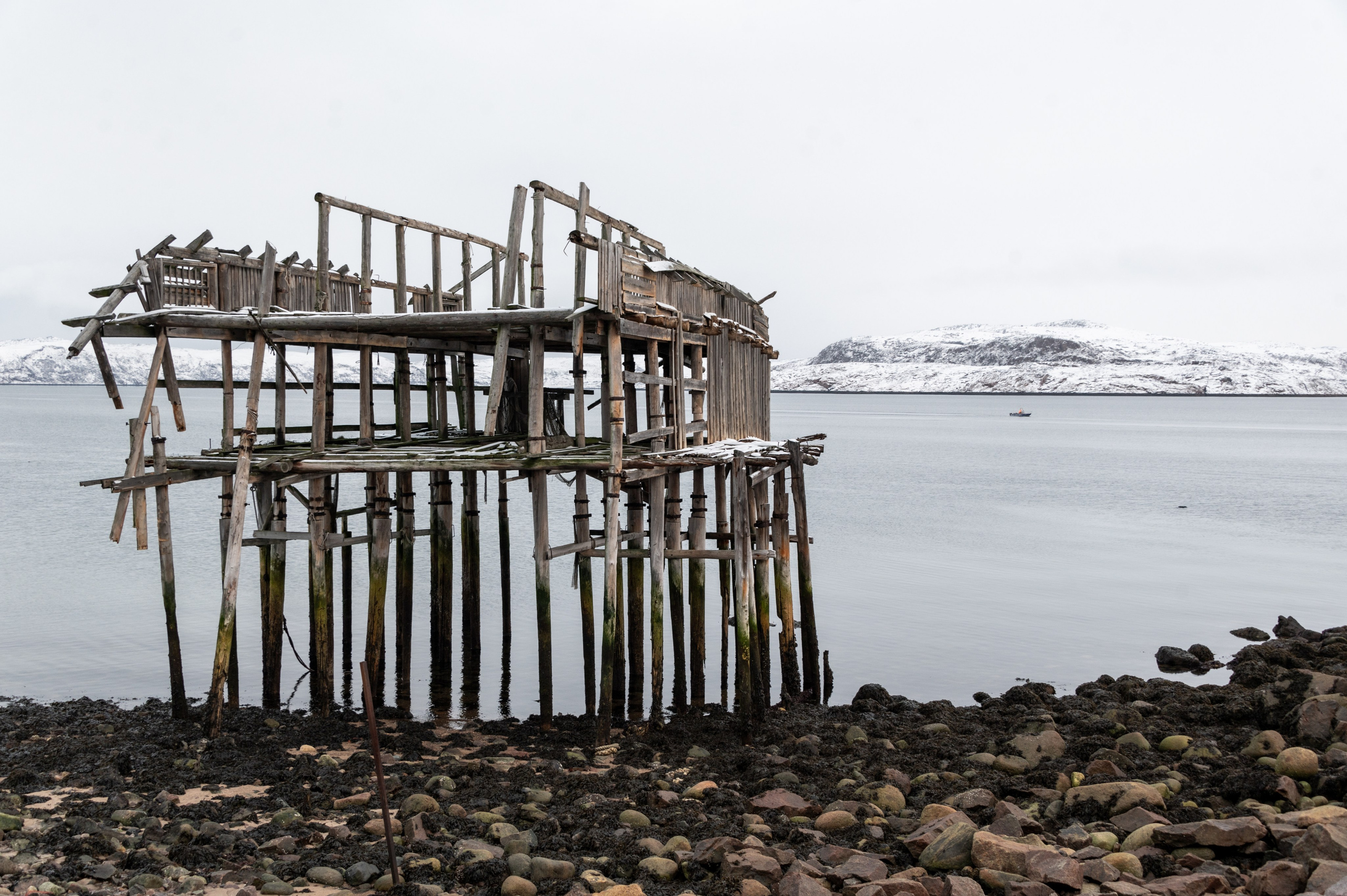 Берег Баренцева моря, Териберка. Путешествие на Териберку. Фотограф Роман Адлер. Кладбище кораблей в Териберке.  Фотографии причала на берегу Баренцева моря, Териберка. Серия Русский Север 2023 Фото Териберка. 