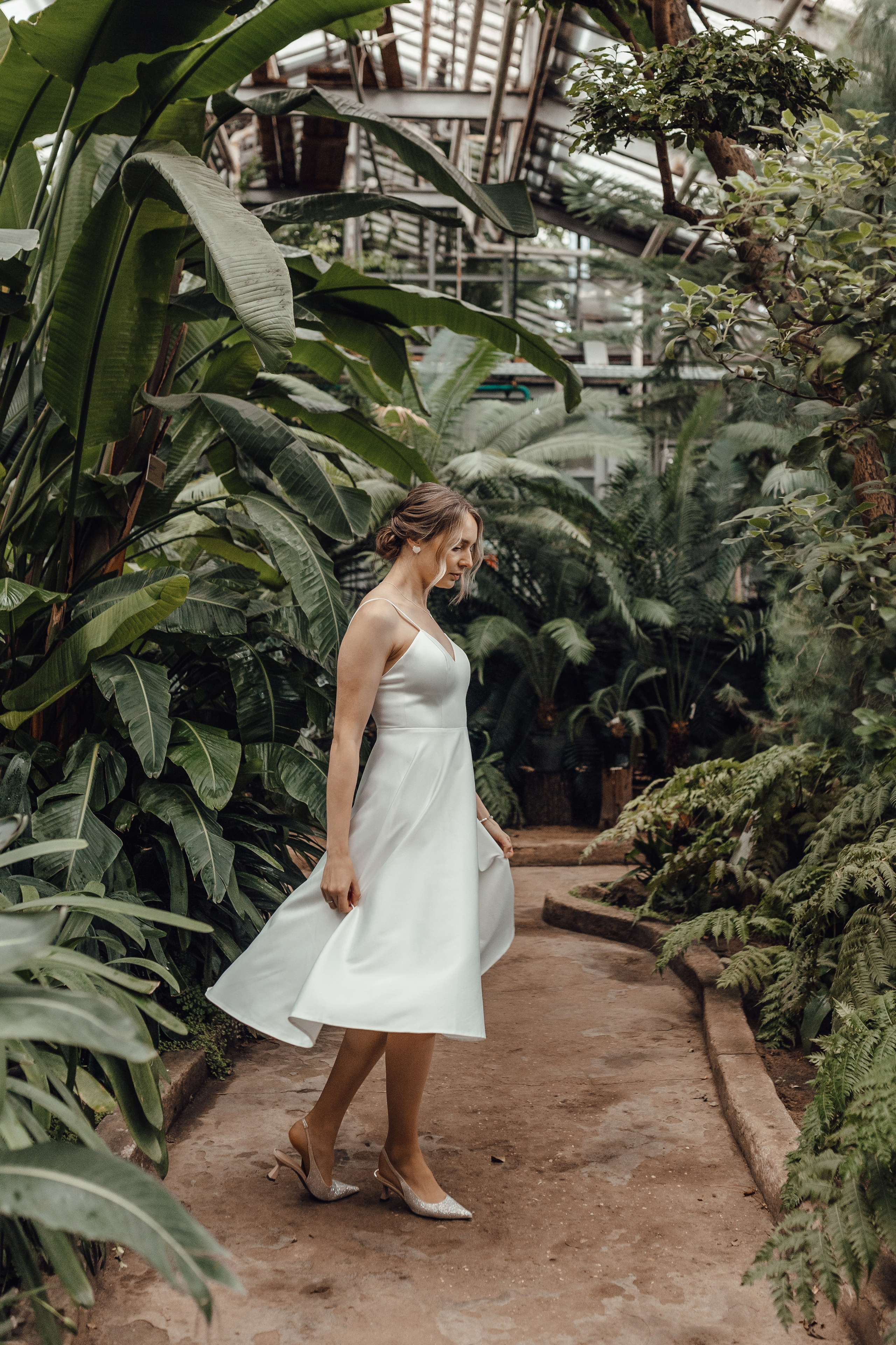 Свадебная фотосессия в Старой фондовой оранжерее Ботанического сада имени Цицина Ран в Москве