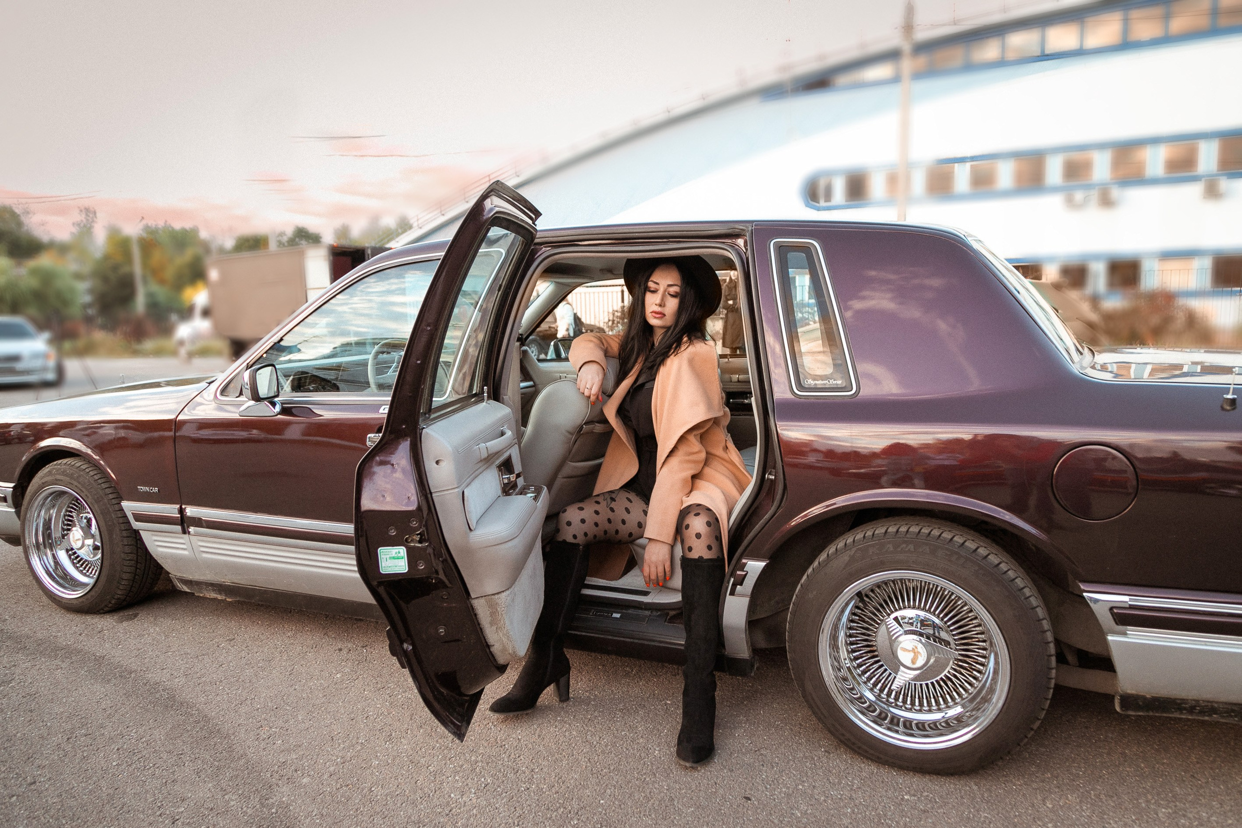 Женская фотосессия автоледи с автомобилем