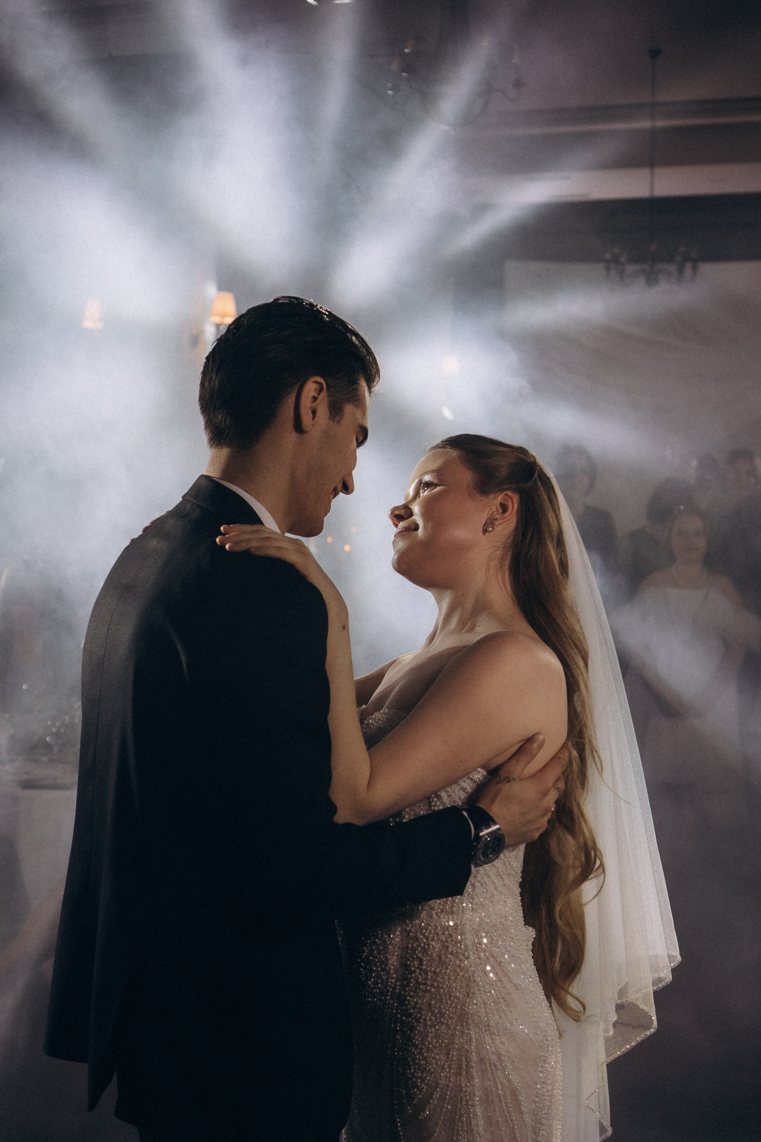 ПЕРВЫЙ ТАНЕЦ МОЛОДЫХ НА БАНКЕТЕ. ТРОГАТЕЛЬНЫЙ МОМЕНТ (СНЯТО В СИБИРЕ В НИЖНЕВАРТОВСКЕ). Профессиональный фотограф, Санкт-Петербург — Виктория Богомолова