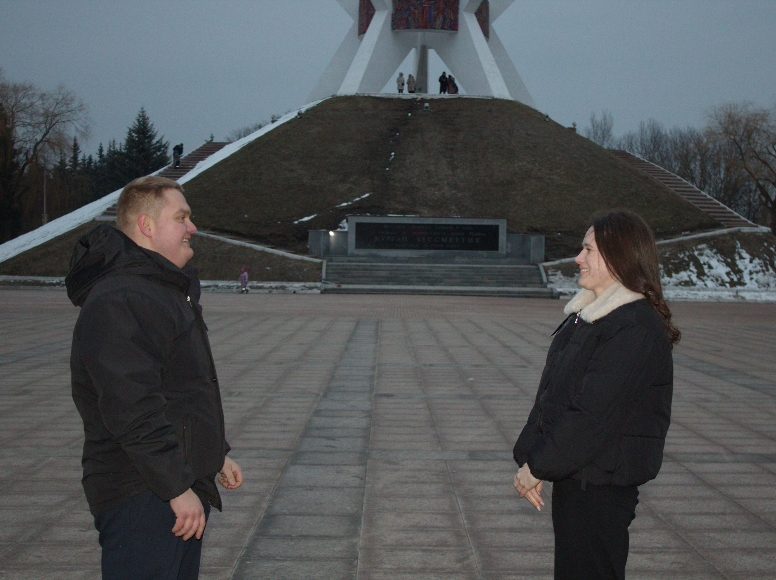 парень и девушка у Кургана Бессмертия в Брянске