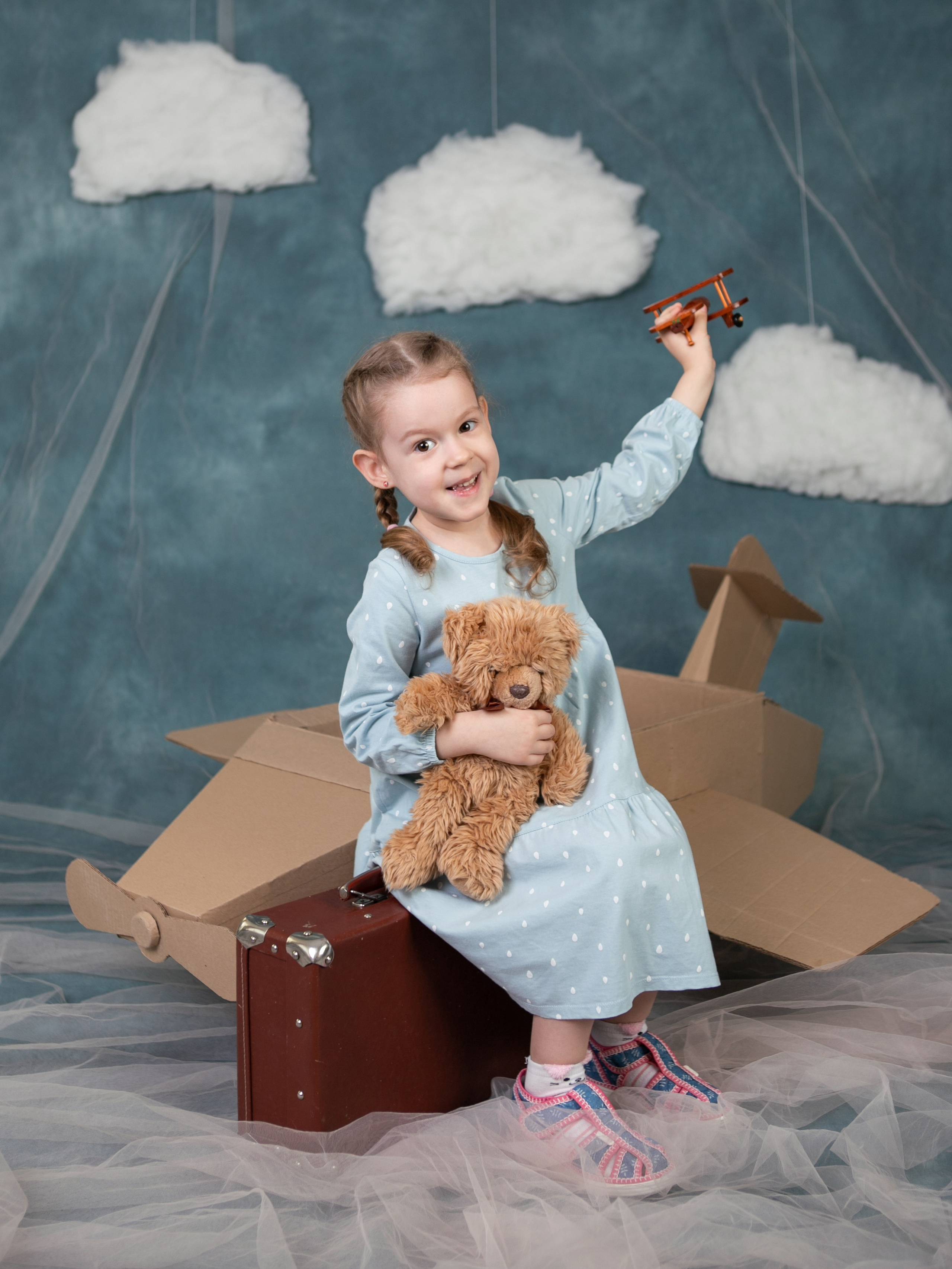 Общее фото в детском саду с выездным реквизитом в Тюмени. Выпускные альбомы в Тюмени для школ, садов, вузов спортивных секций