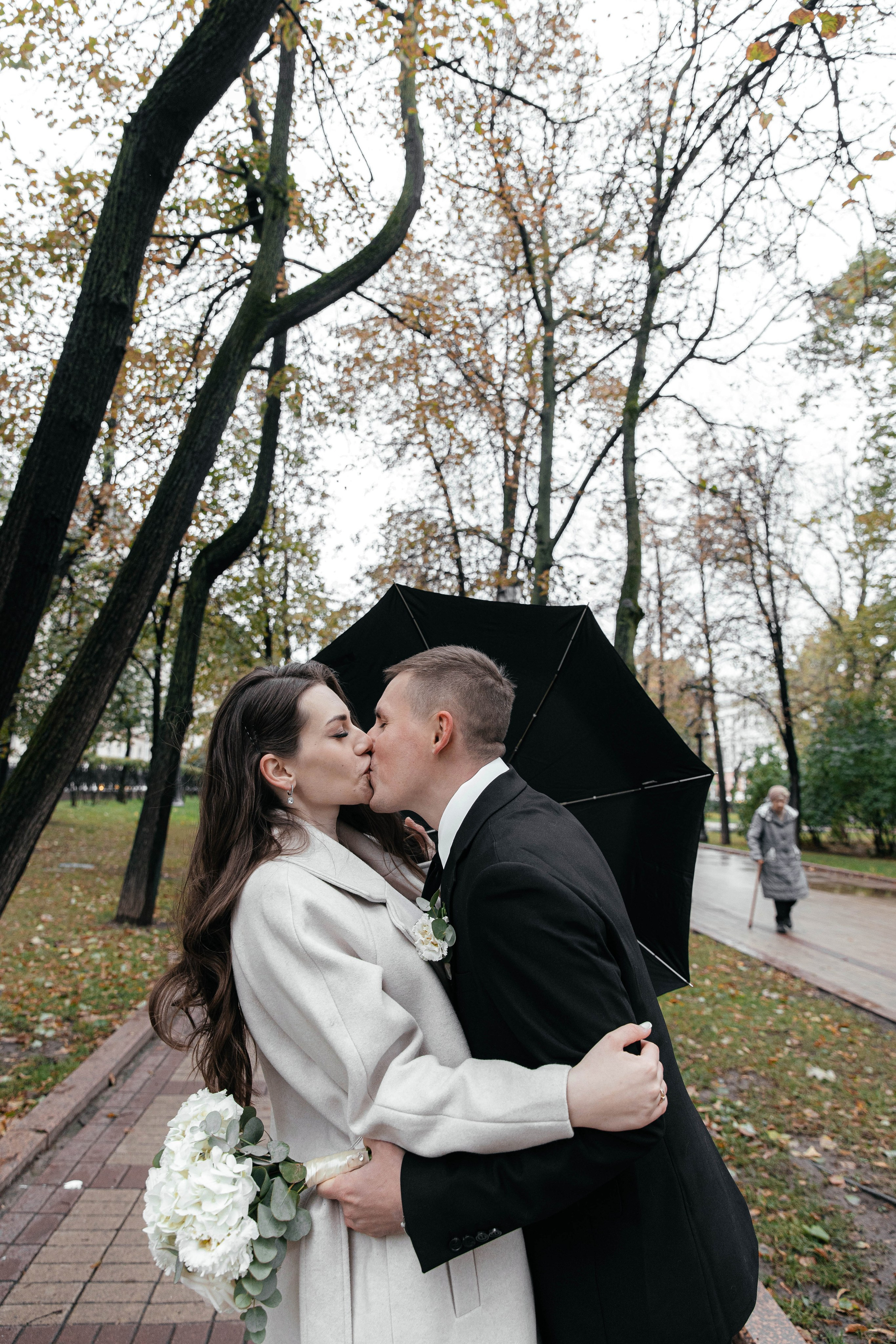 Прогулка под дождём. Свадебный фотограф в Москве