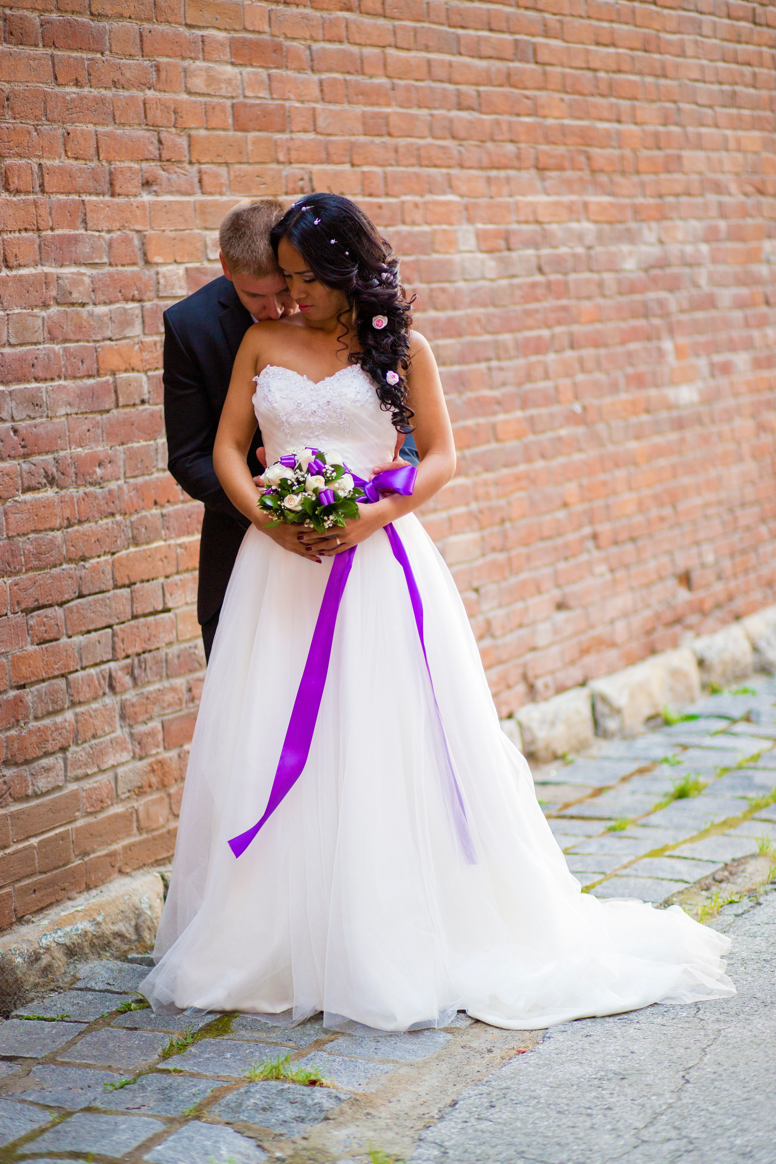 жених нежно обнимает невесту! свадьба фотограф