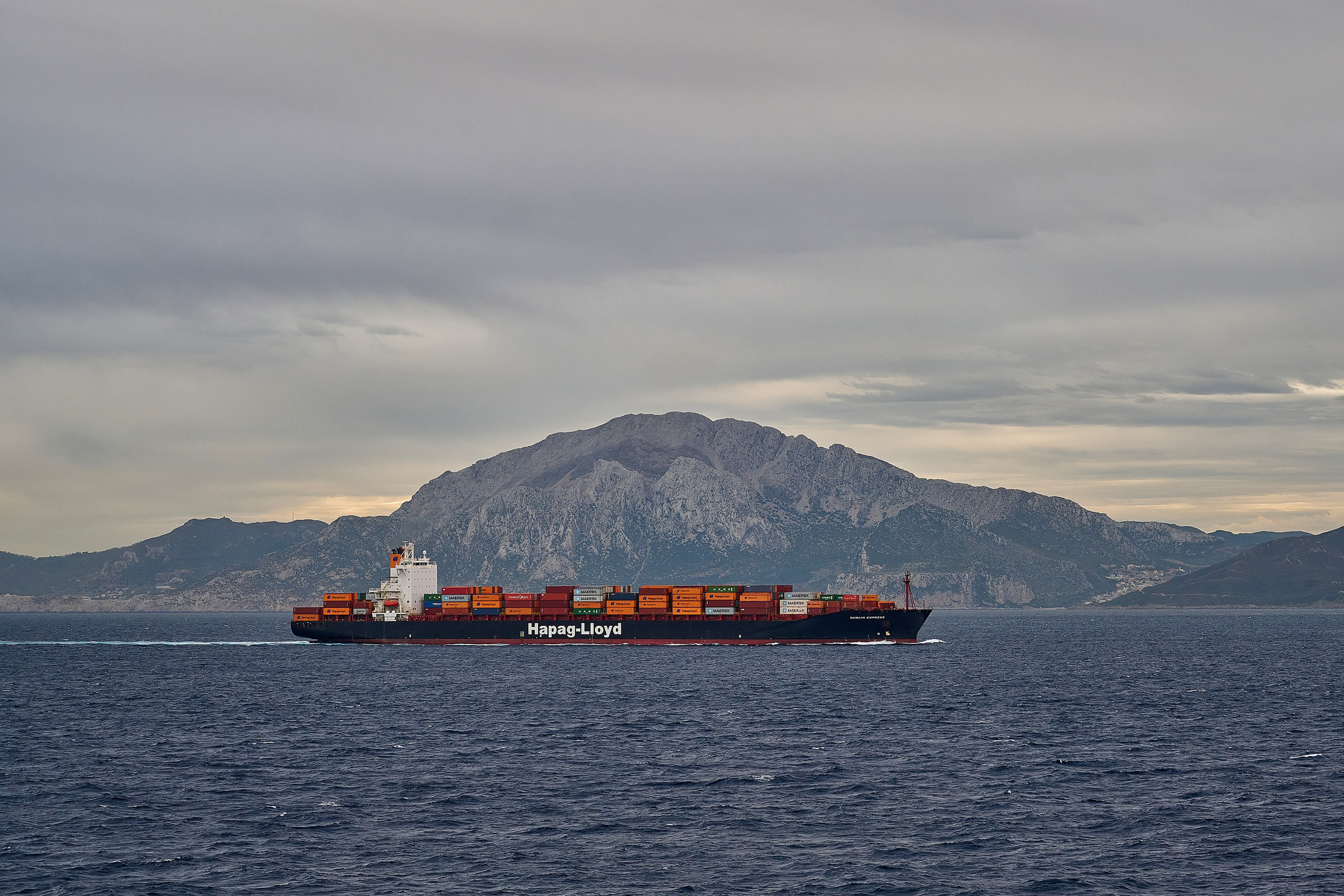 Берег, горы, океан, море, судно, контейнеровоз