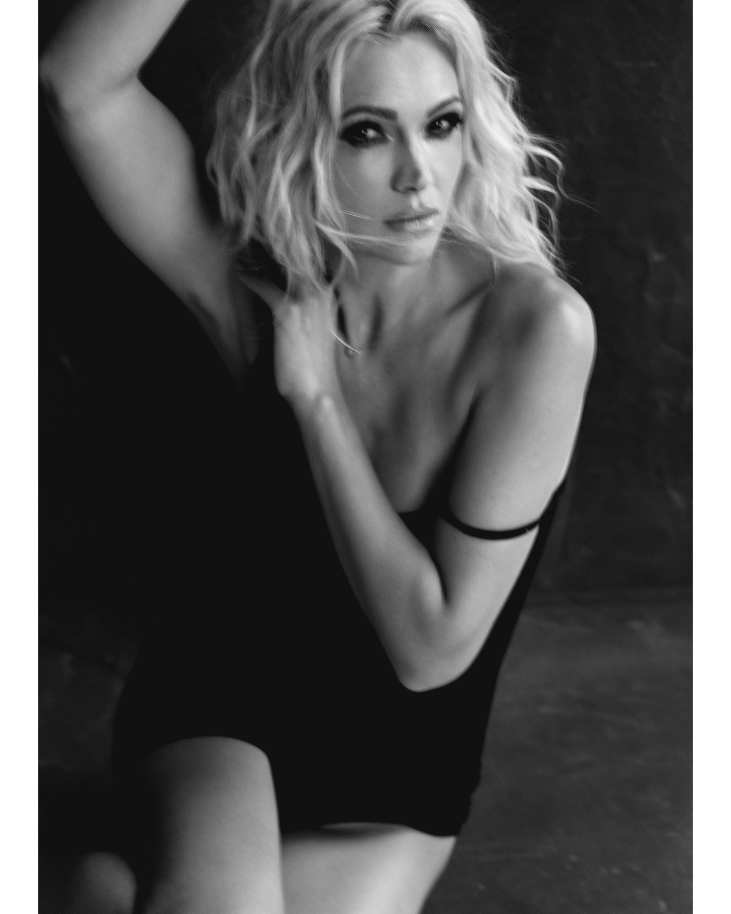 Чёрно-белый студийный портрет Галины Жаркинбаевой, минималистичный стиль, фотограф Ринат Каримов, Алматы