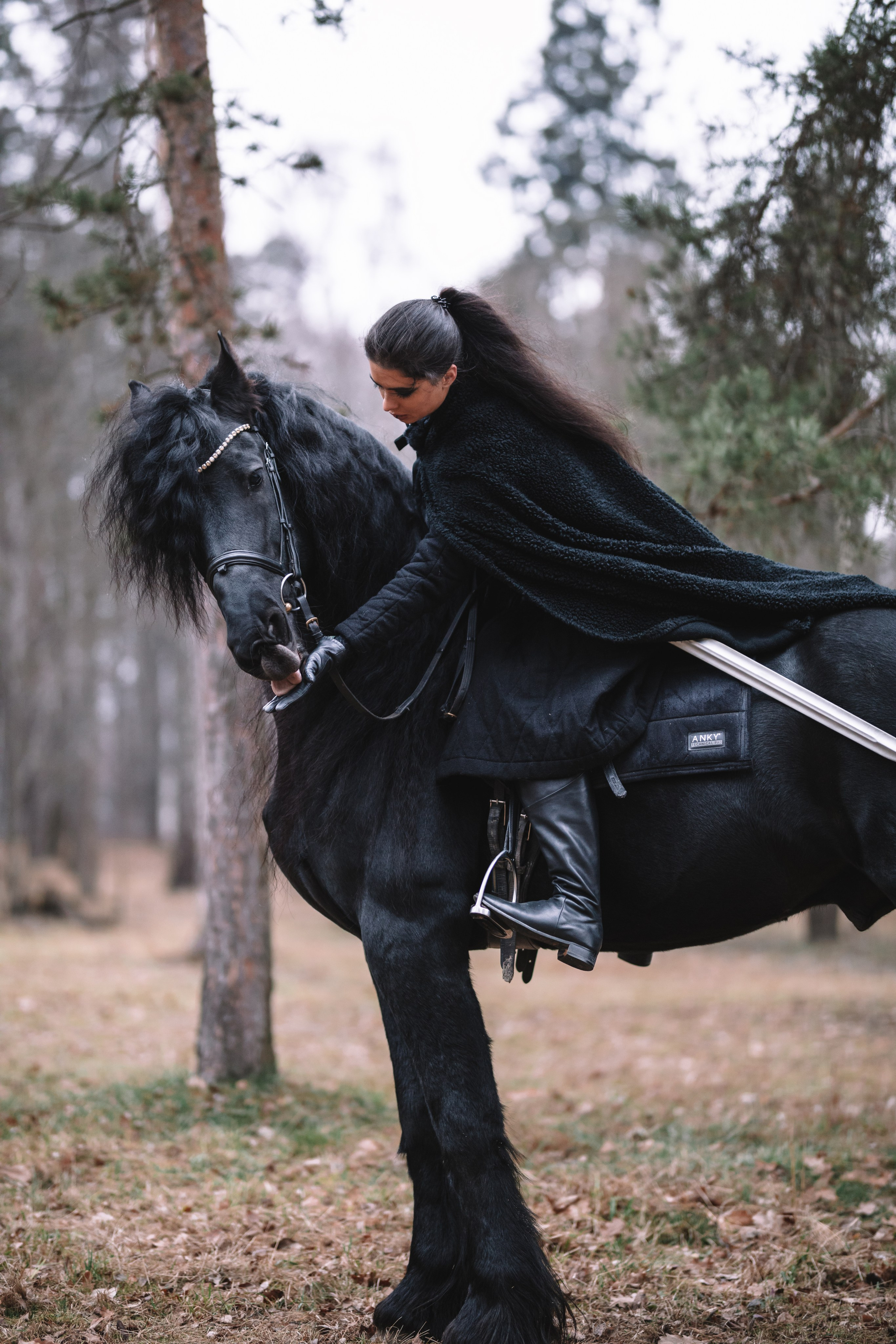 Наташа с фризом в костюме викинга. Фотосессии с лошадьми