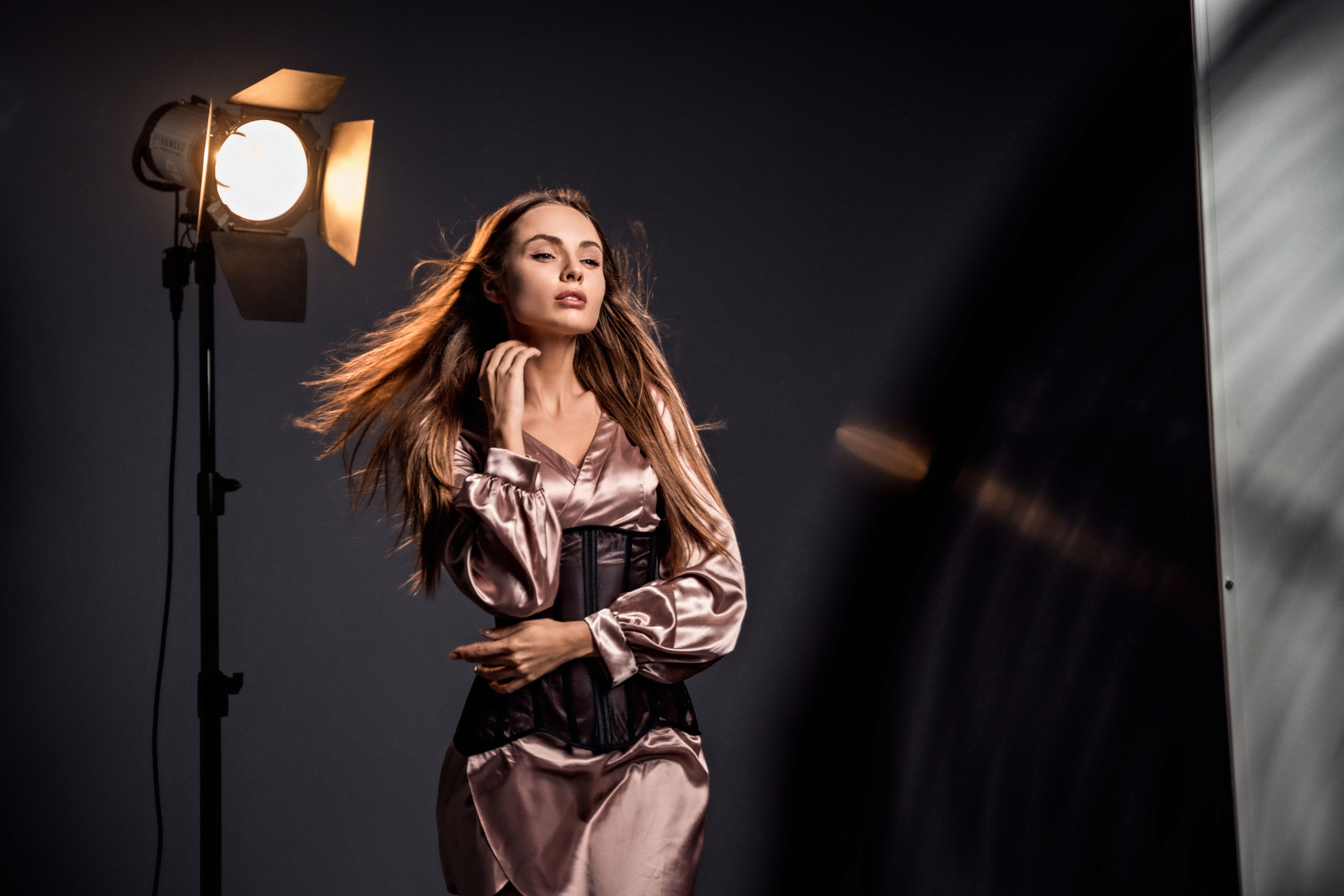 Съемка с Дарьей Погодаевой в студии на серой циклораме. Свадебный и портретный фотограф Клипа Максим