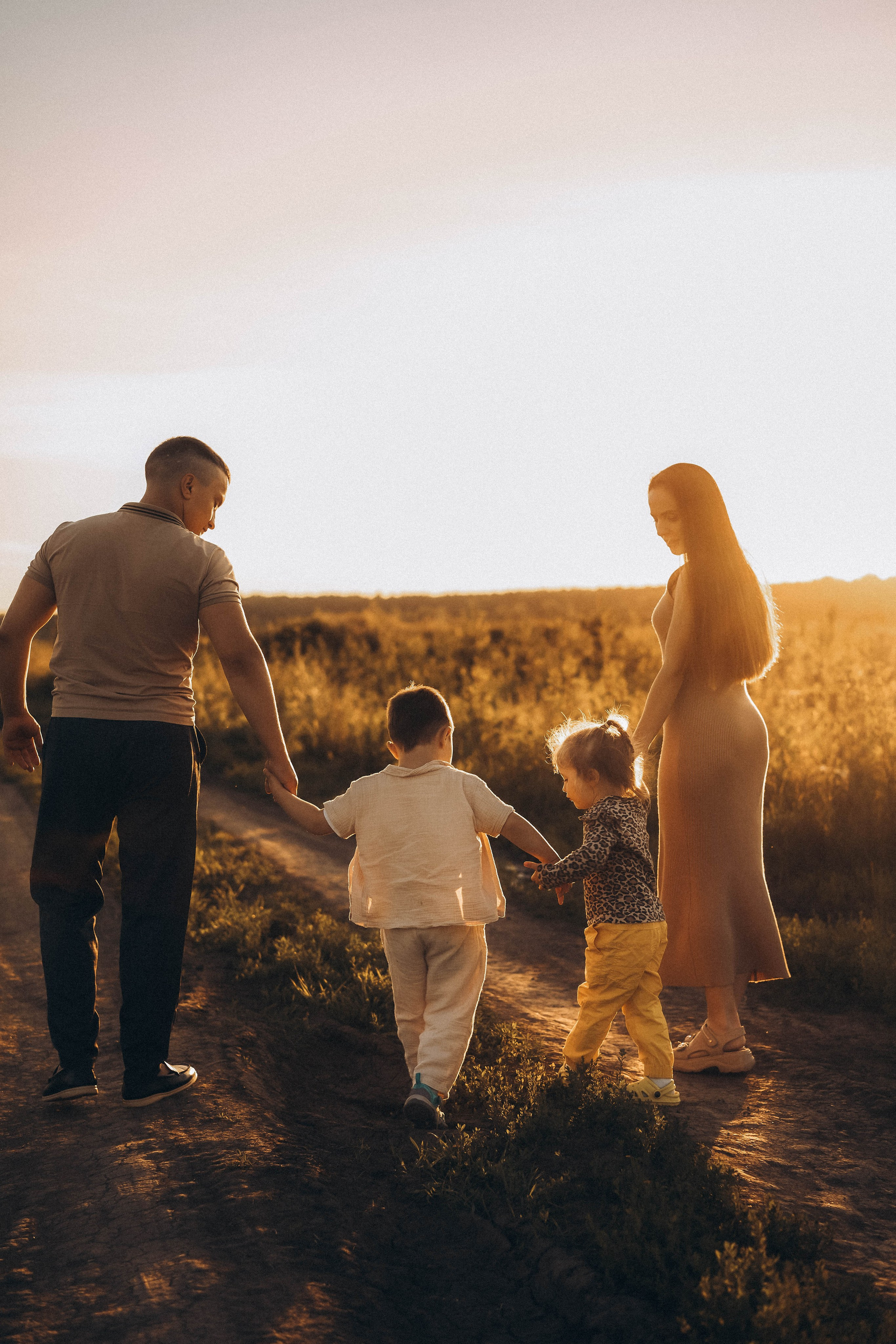 Семейная сьемка в поле на закате. Фотограф Екатеринбург Кокшарова Александра