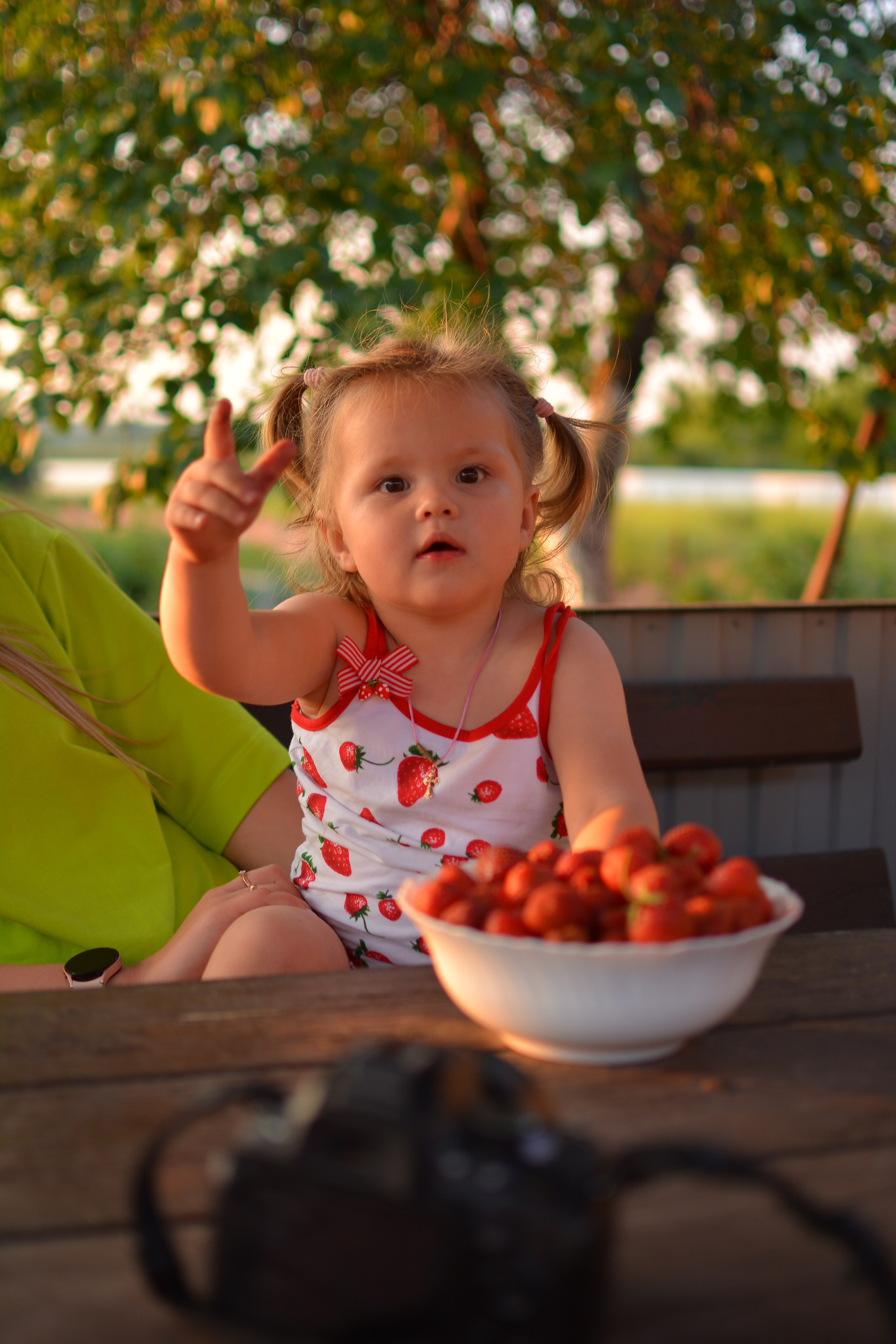 Полина с клубникой. Семейный и детский фотограф в городе Грязи Олеся Огурцова