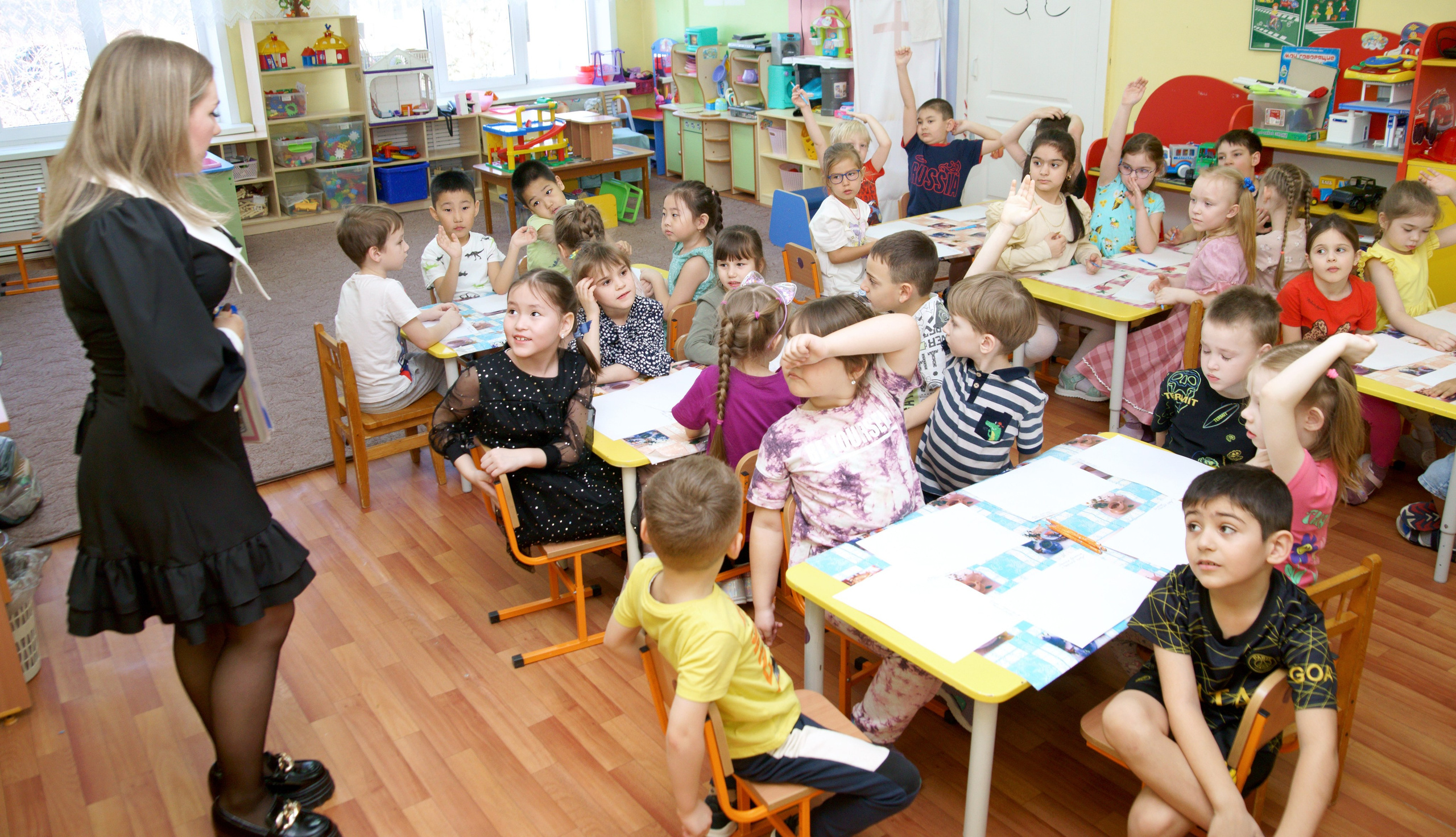 Репортажная фотосессия в группе - рисование - дети слушают воспитателя