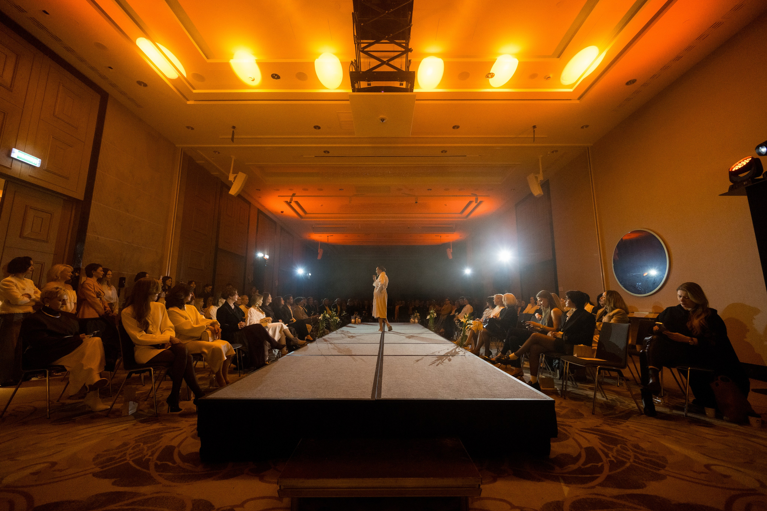 Общий план зрительного зала и сцены во время театрального представления в Ростове-на-Дону