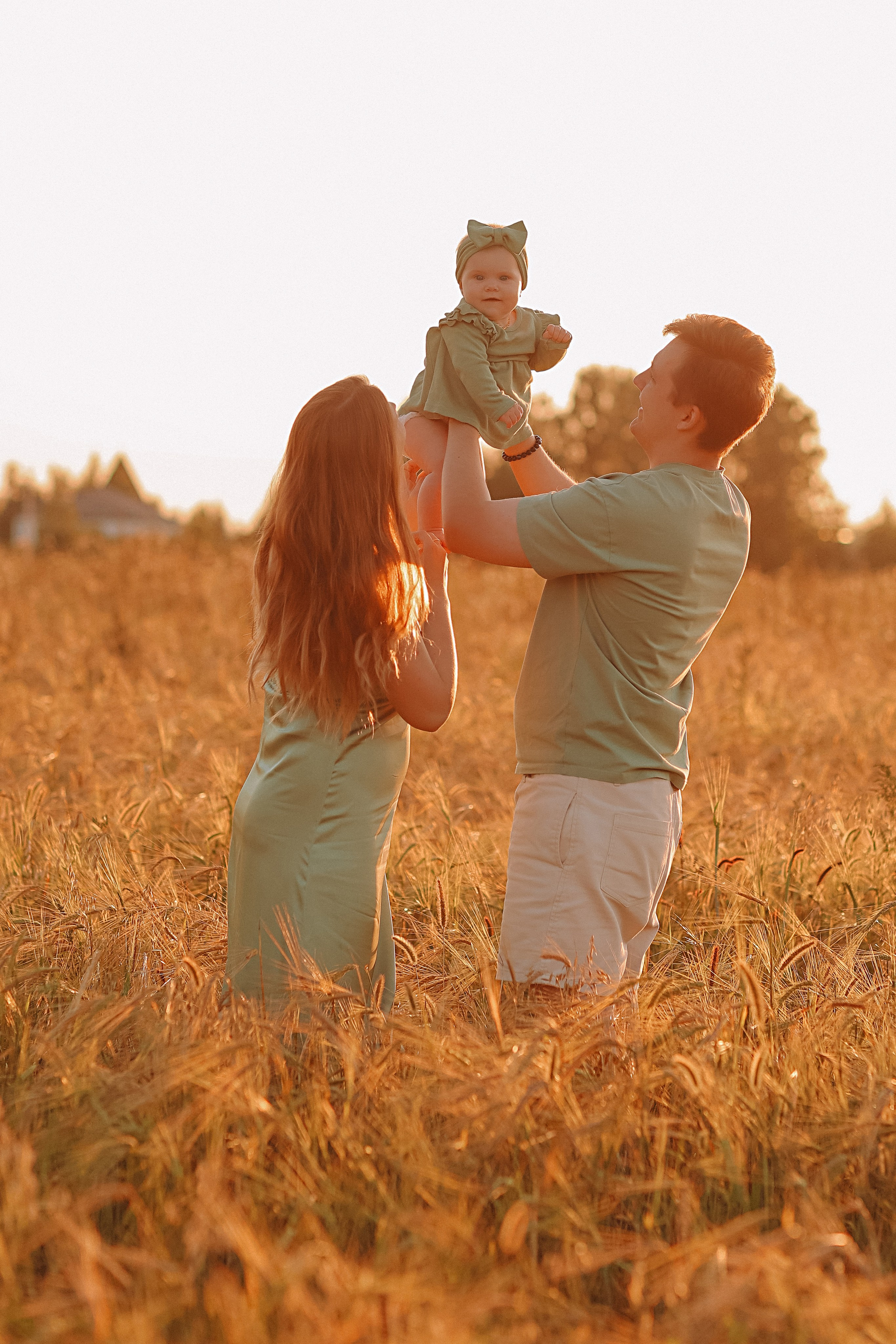 Закатное поле семейная. Семейный фотограф Тюмень, фотограф на роды Салмина Мария