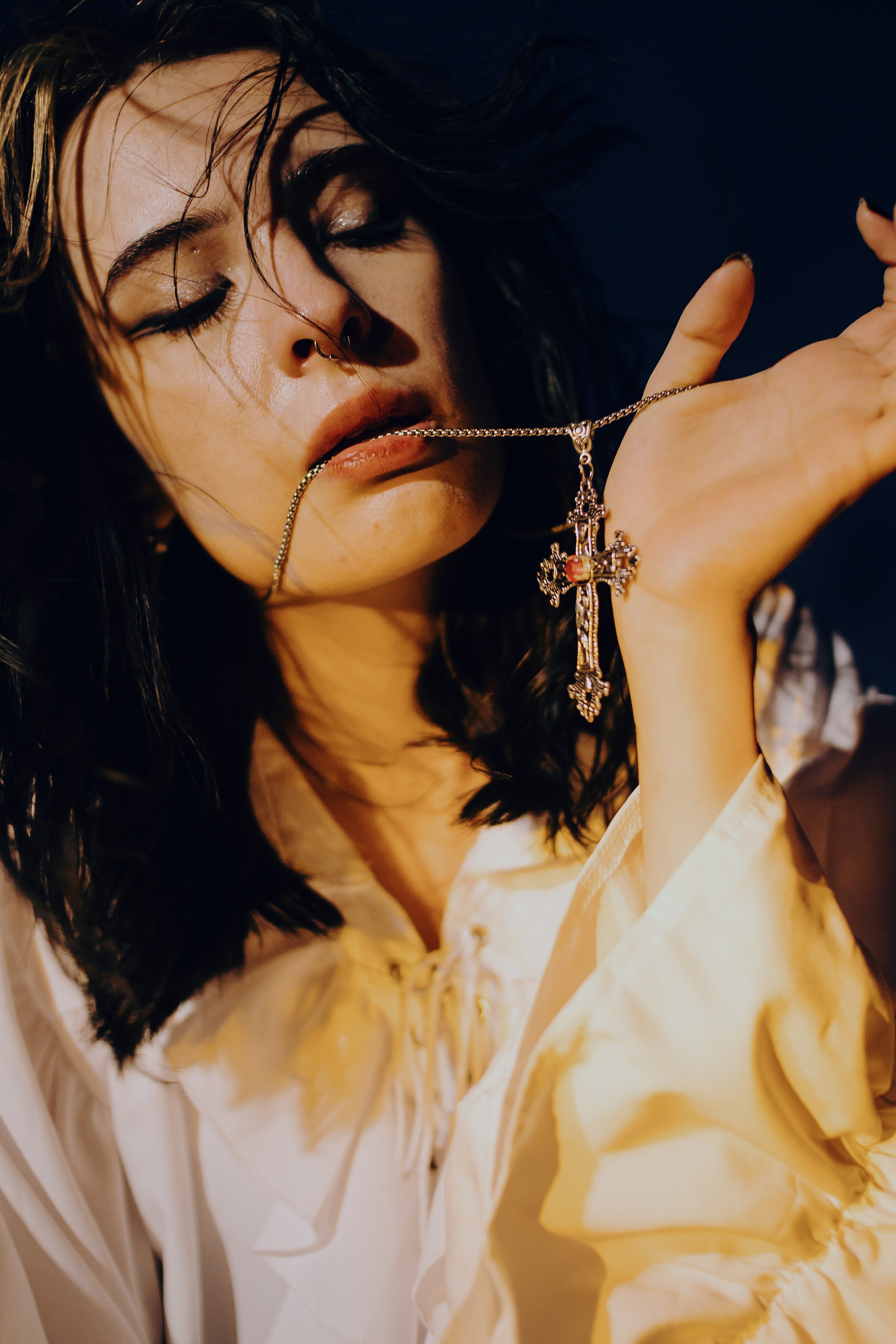 Съёмка у моря с оленьими рогами