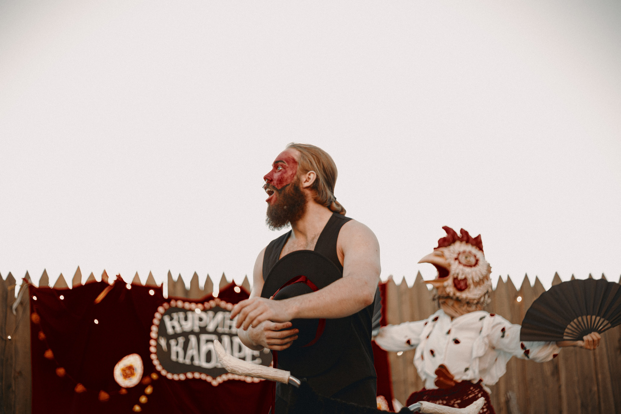 Спектакль «Куриное кабаре» от Свободного молодежного театра | Тобольск. Арт-фотограф Крис Л. в Тобольске: портрет, семейные, свадьбы