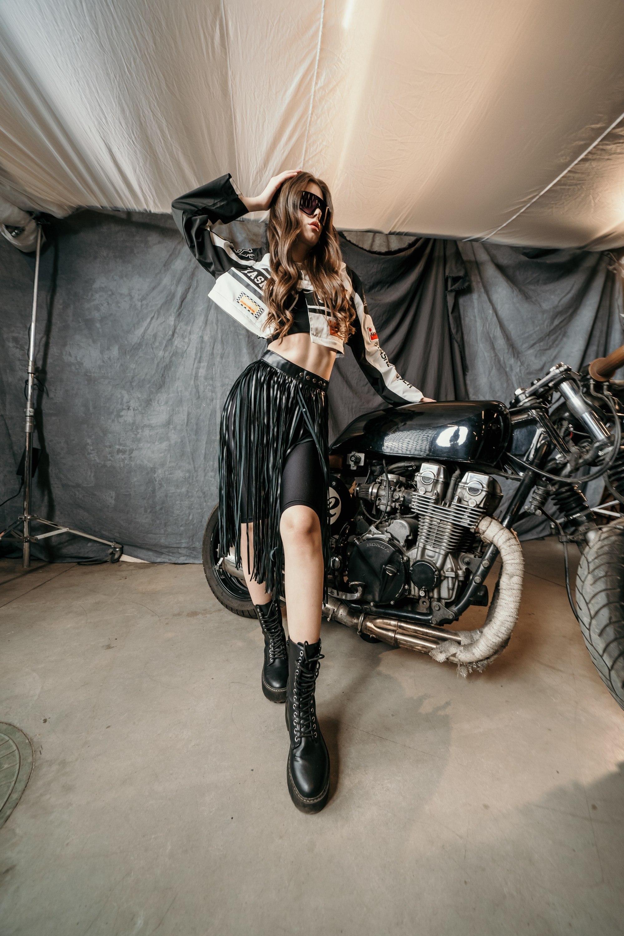 Фотосессия с мотоциклом в студии Санкт-Петербург. Свадебный, семейный, портретный, репортажный фотограф в Санкт-Петербурге