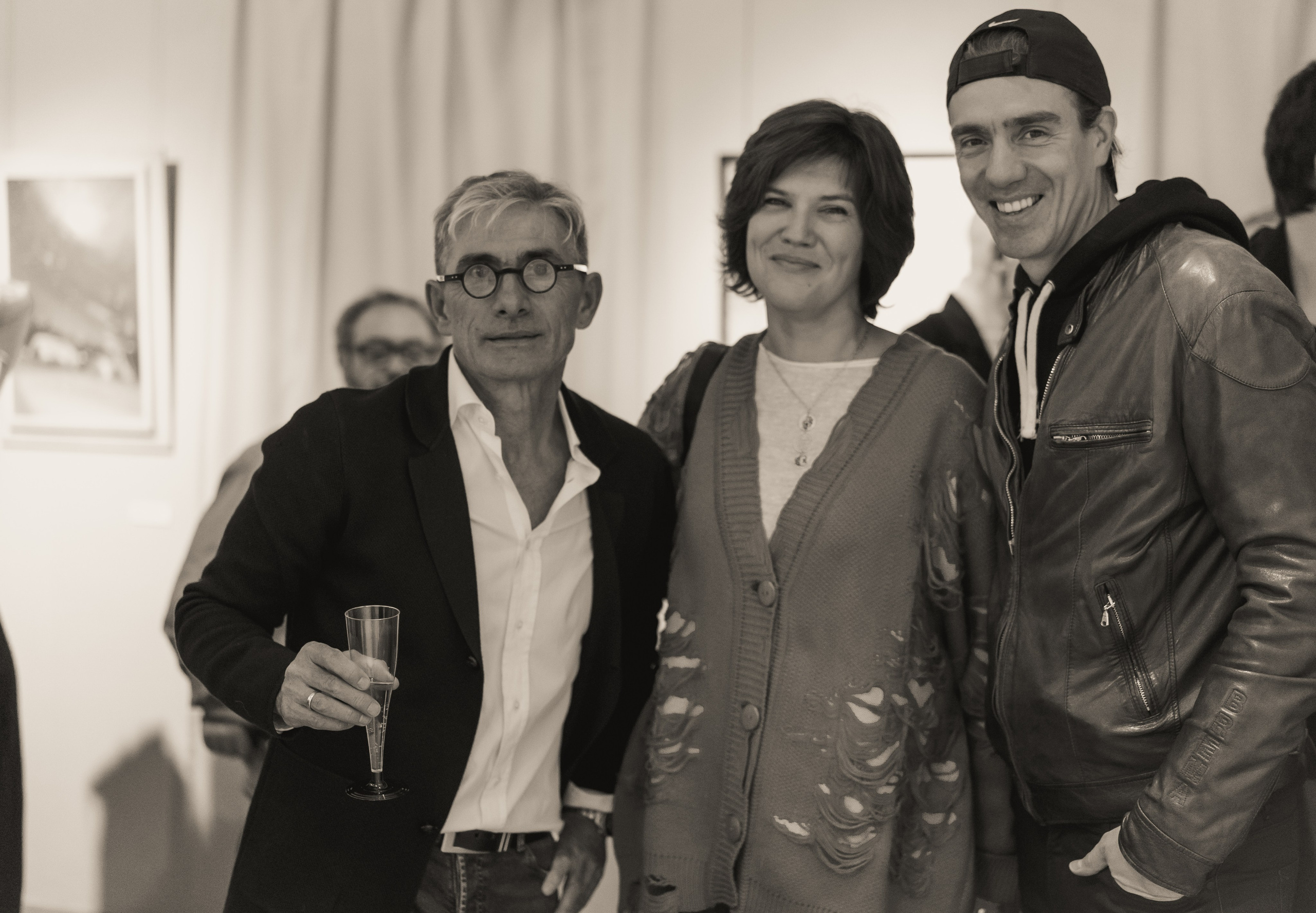 Съёмка открытия вытсавки художника Ильи Даньшина. Лиза Фирстова — самый добрый фотограф