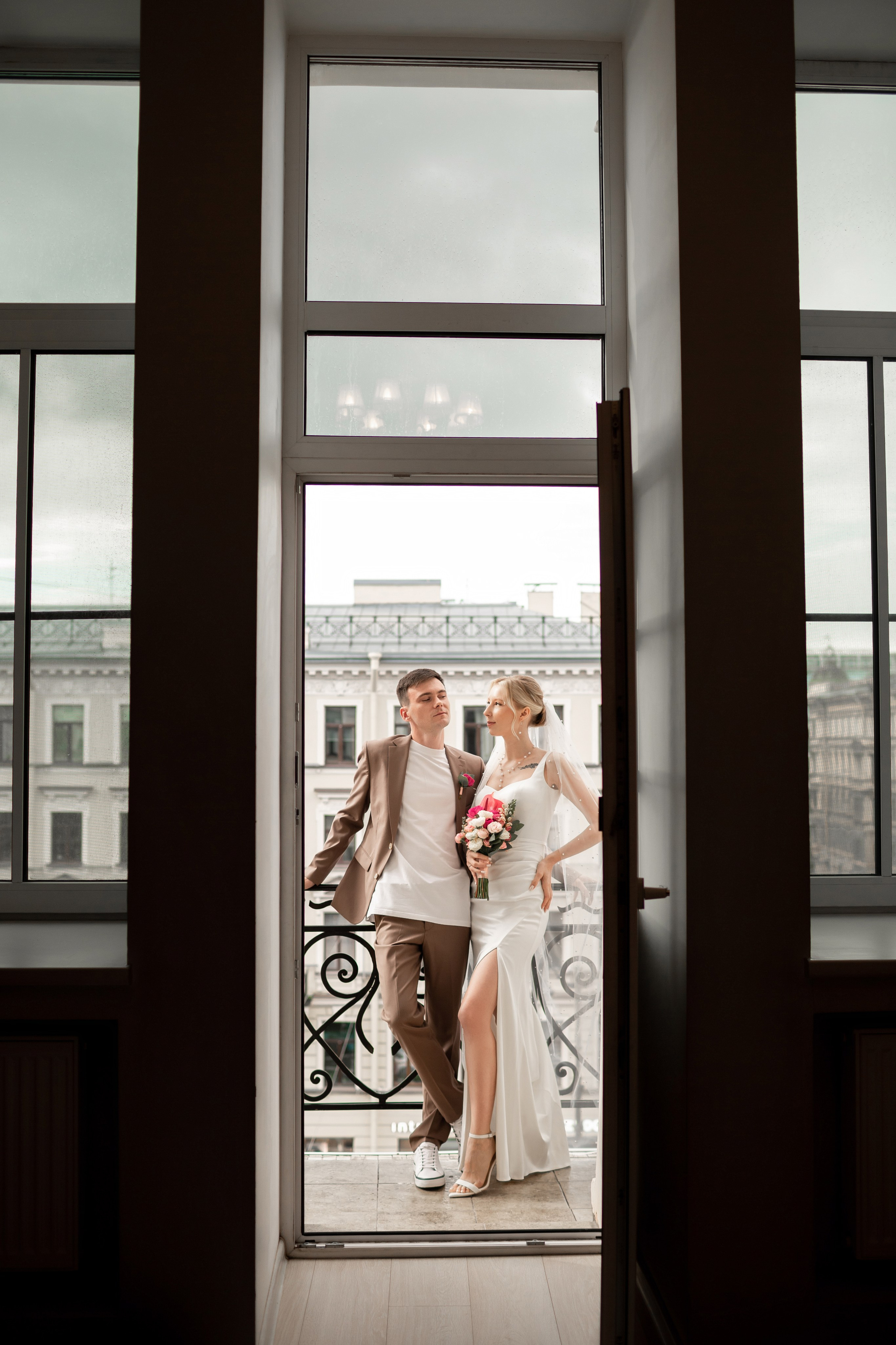 Свадебная фотосессия во дворцах Петербурга. Свадебный фотограф Кирилл Белый