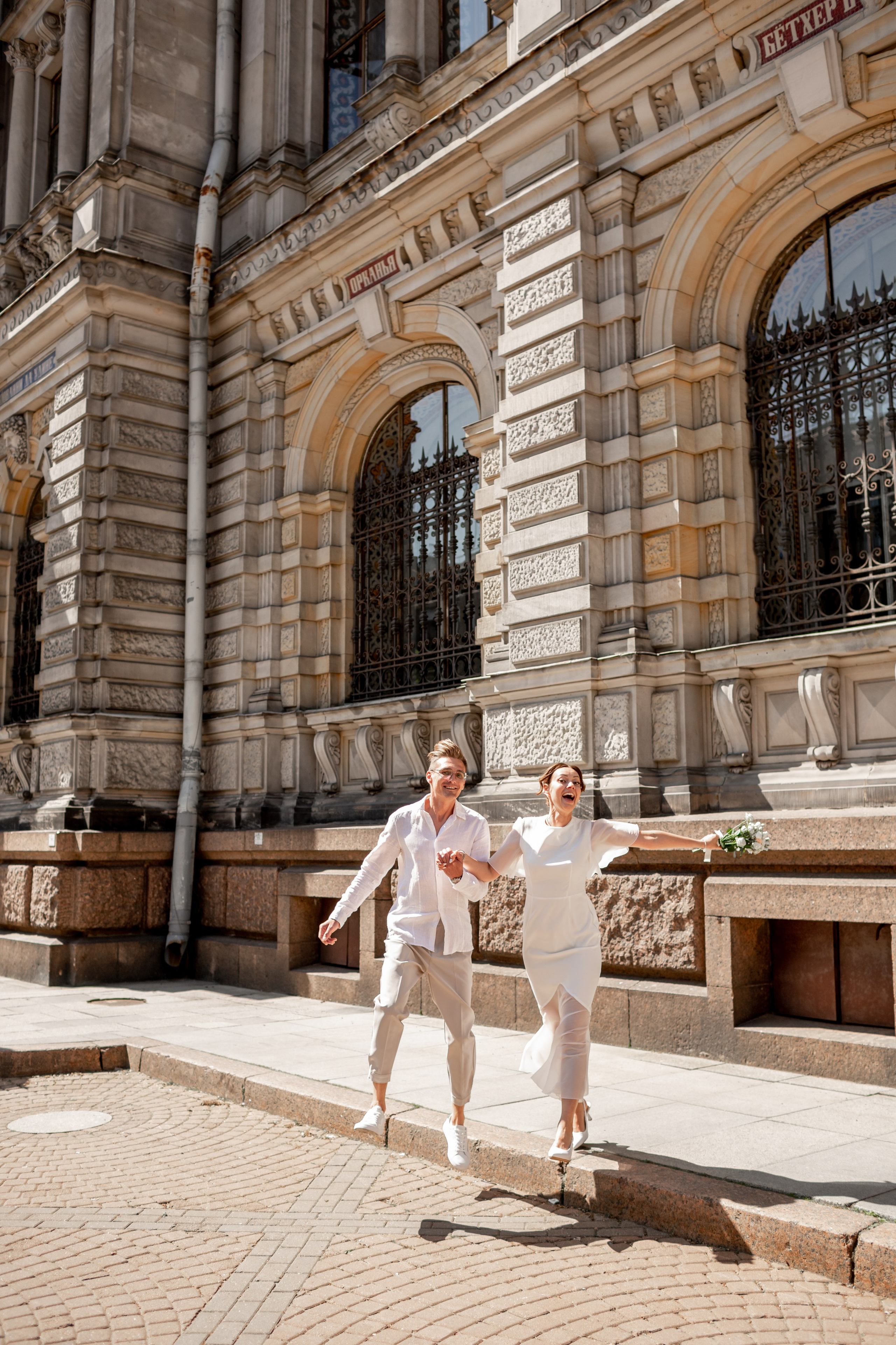 стильная свадебная съемка в центре Петербурга, архитектура исторических зданий