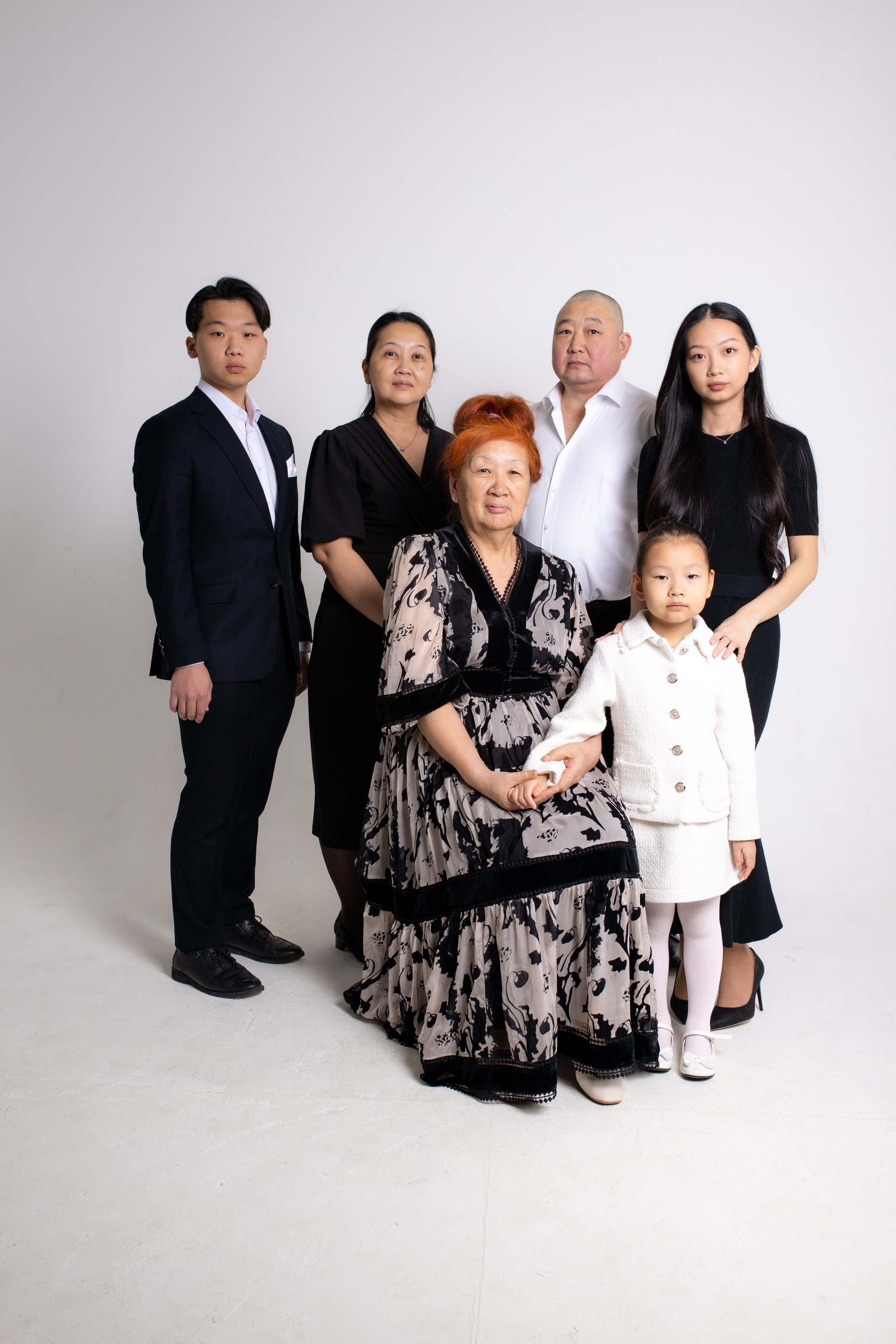 Семейная фотосессия на циклораме с импульсным светом. Фотограф в Железнодорожном и Балашихе