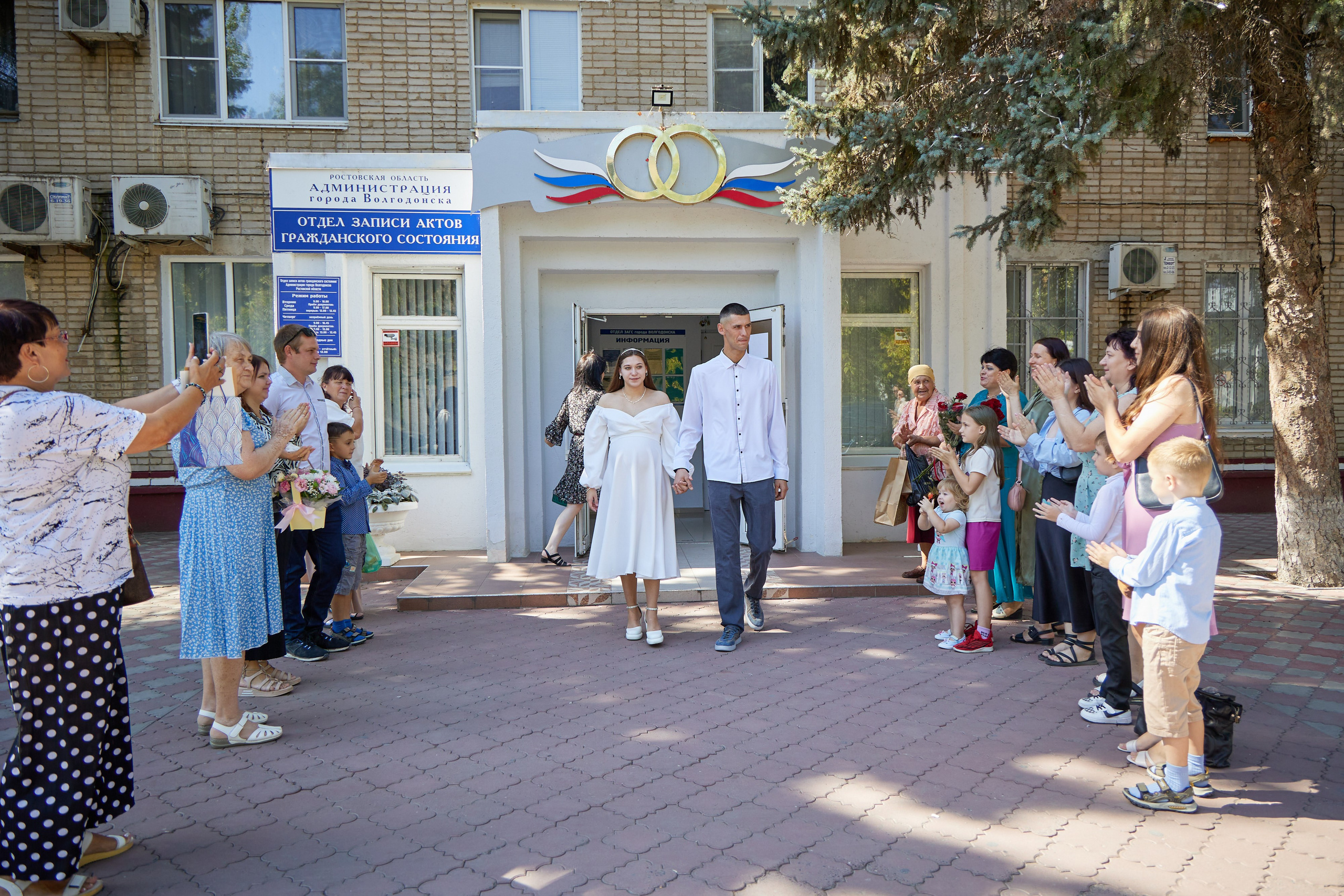 Фотосъемка в ЗАГСе, прогулка молодых, банкет