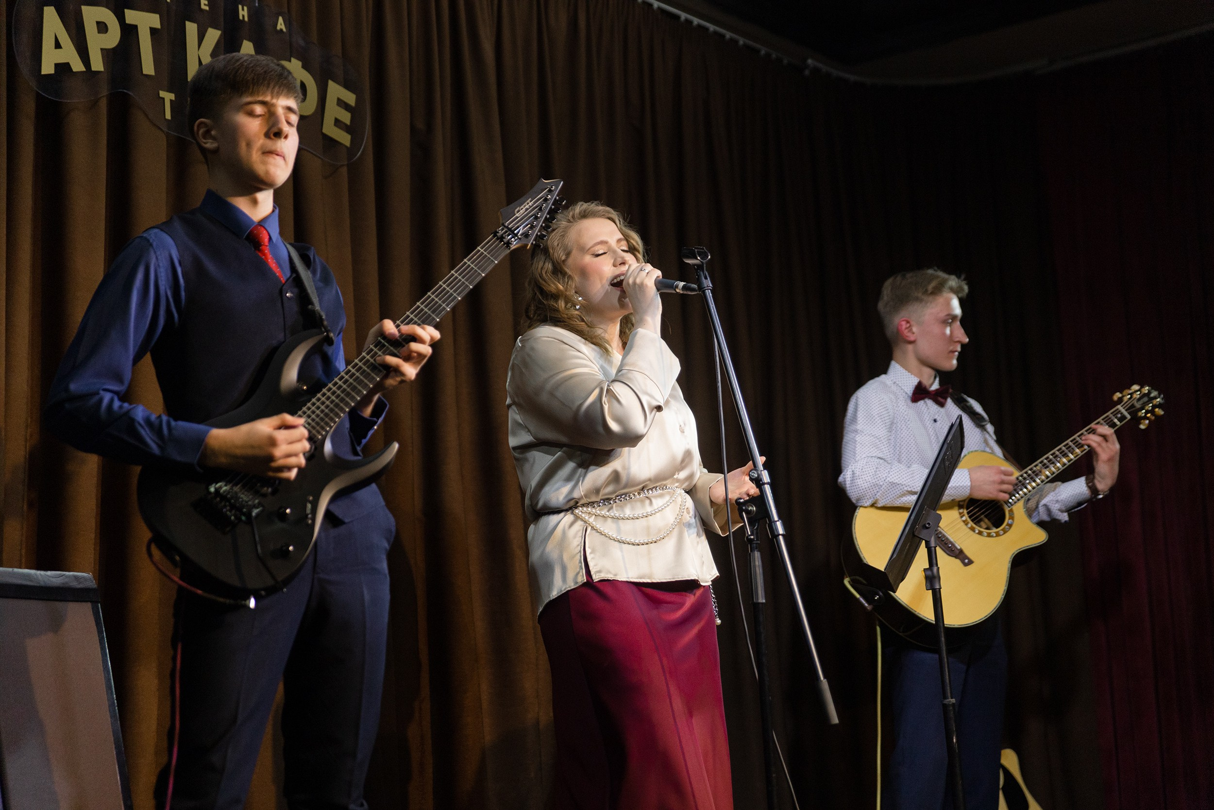 Выступление YOLO band в арт кафе. Фотограф Тюмень