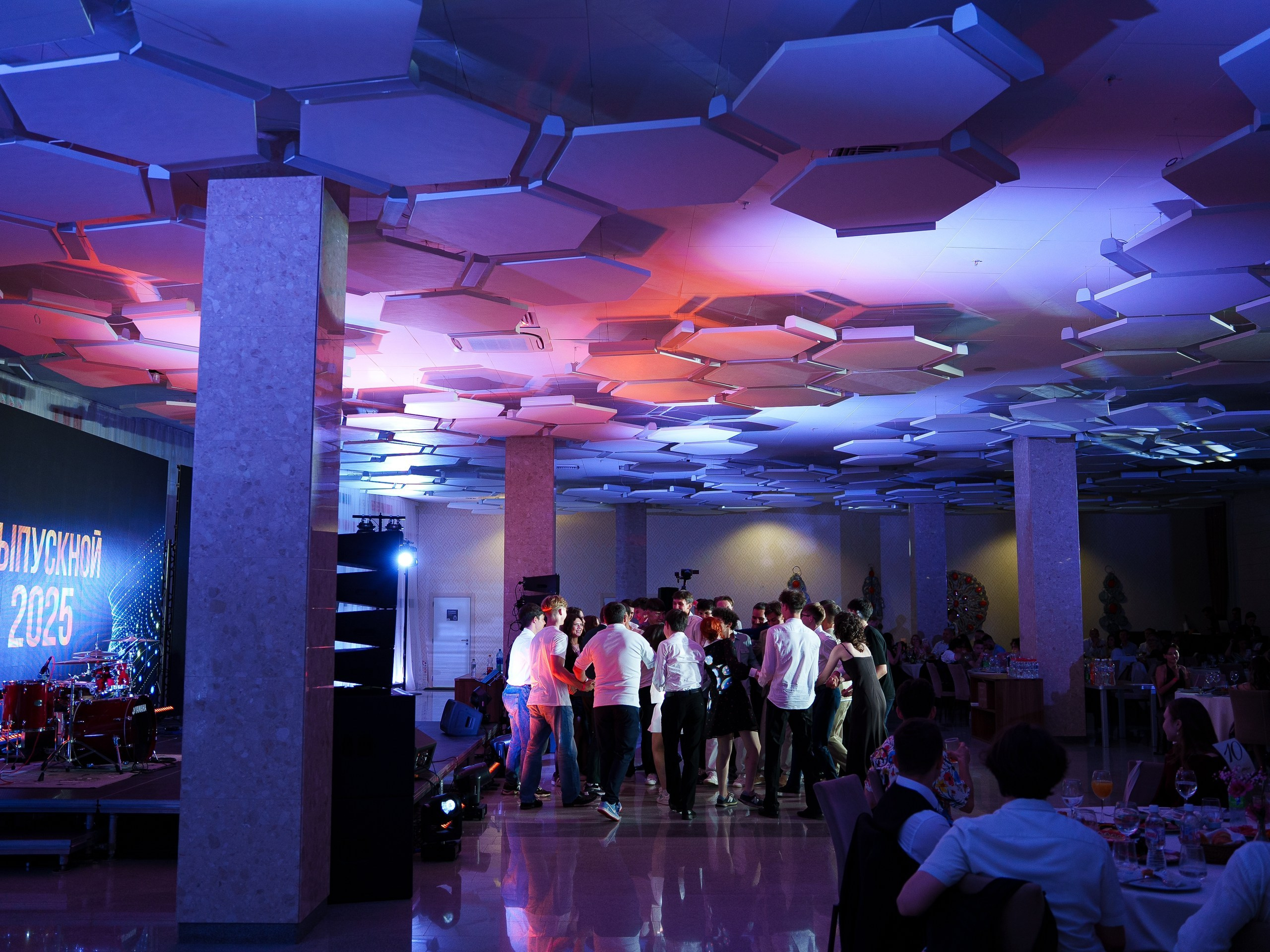 Фотограф на выпускной в Уфе — съёмка в Конгресс-холле для гимназии № 39