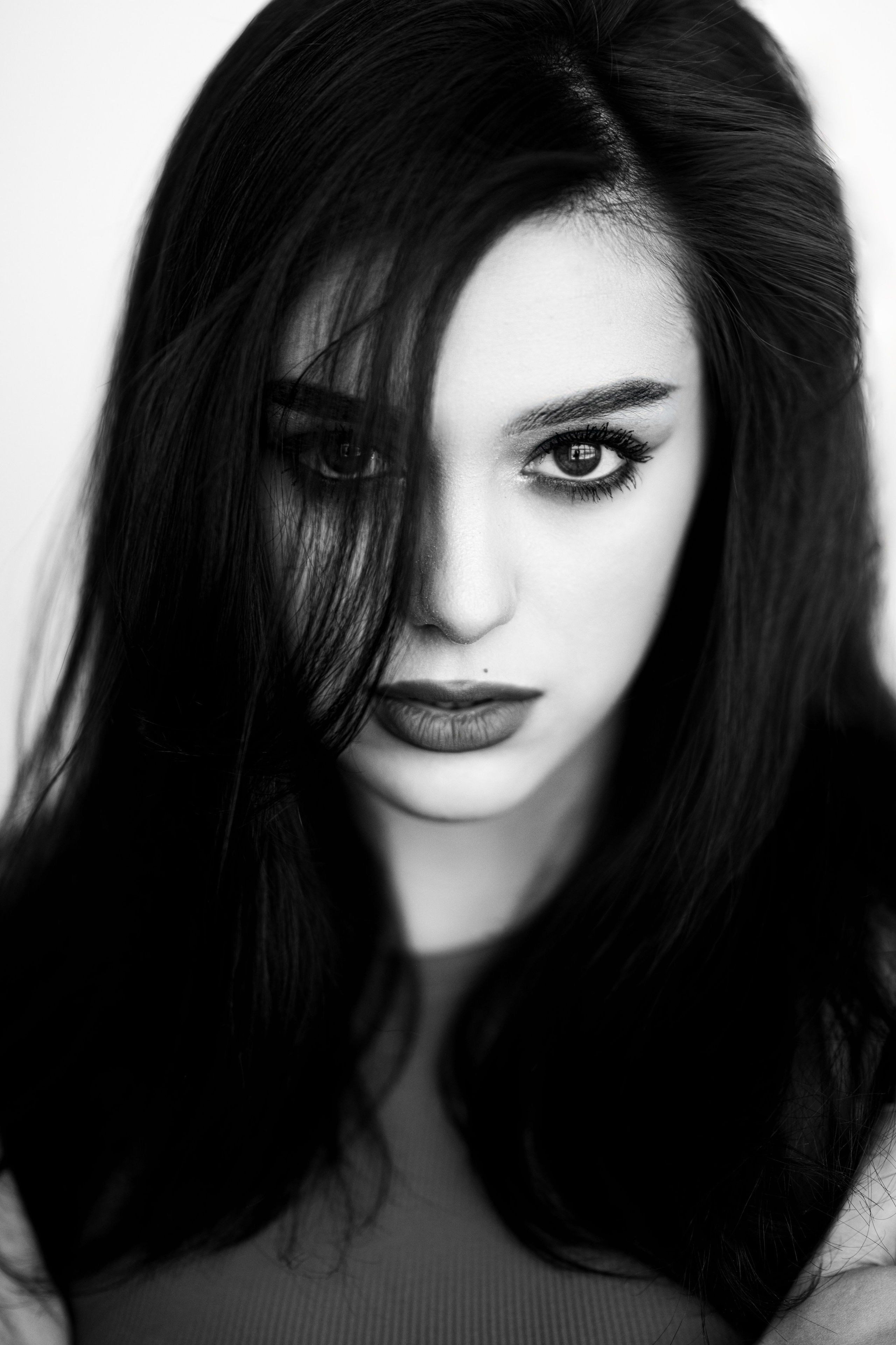 Фотосет с Марианной в студии с минимальным интерьером в формате для «себя»