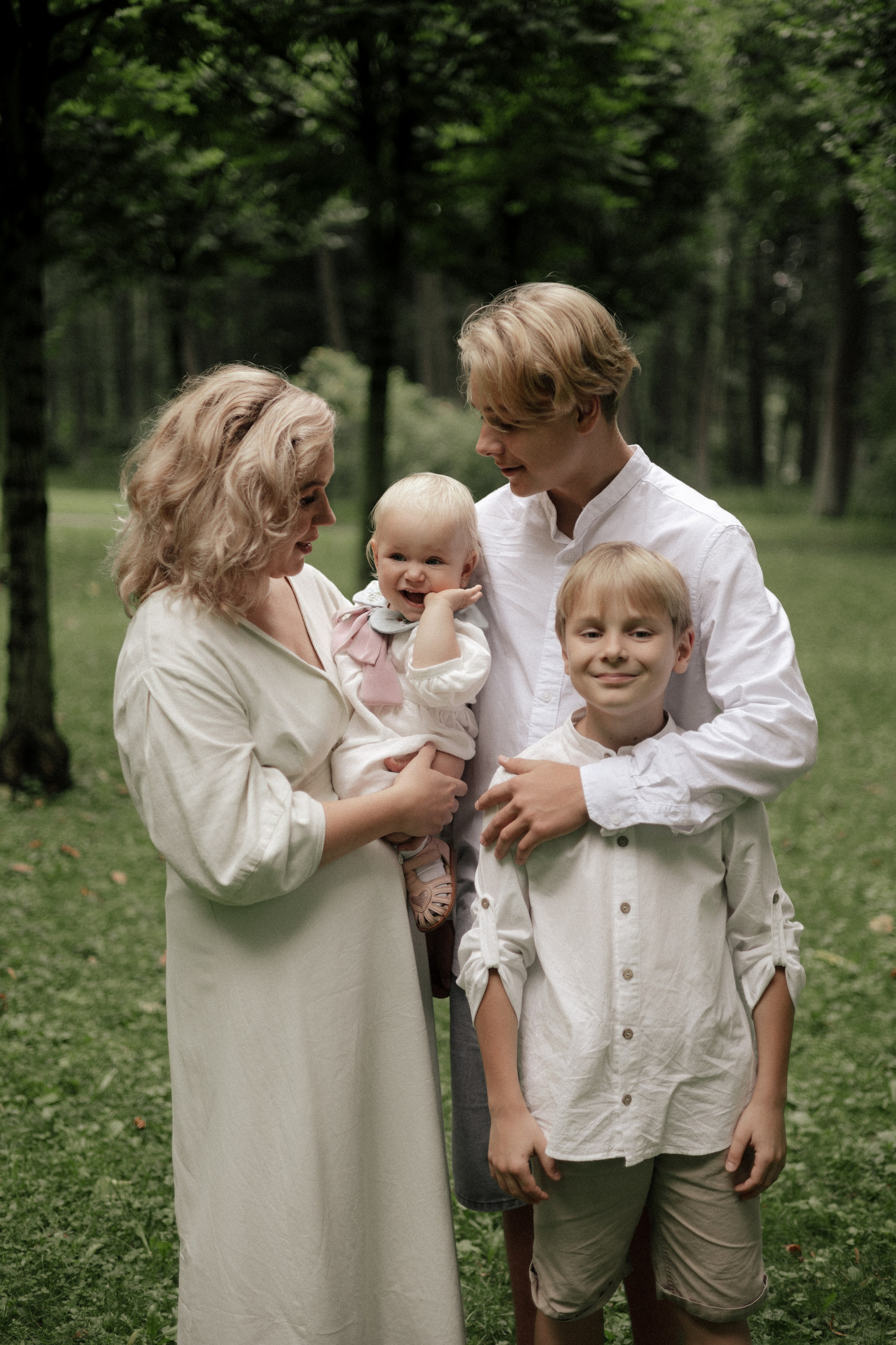 Семейная фотосессия в Оставьевском парке. Свадебный и портретный фотограф в Москве Анастасия Масюк