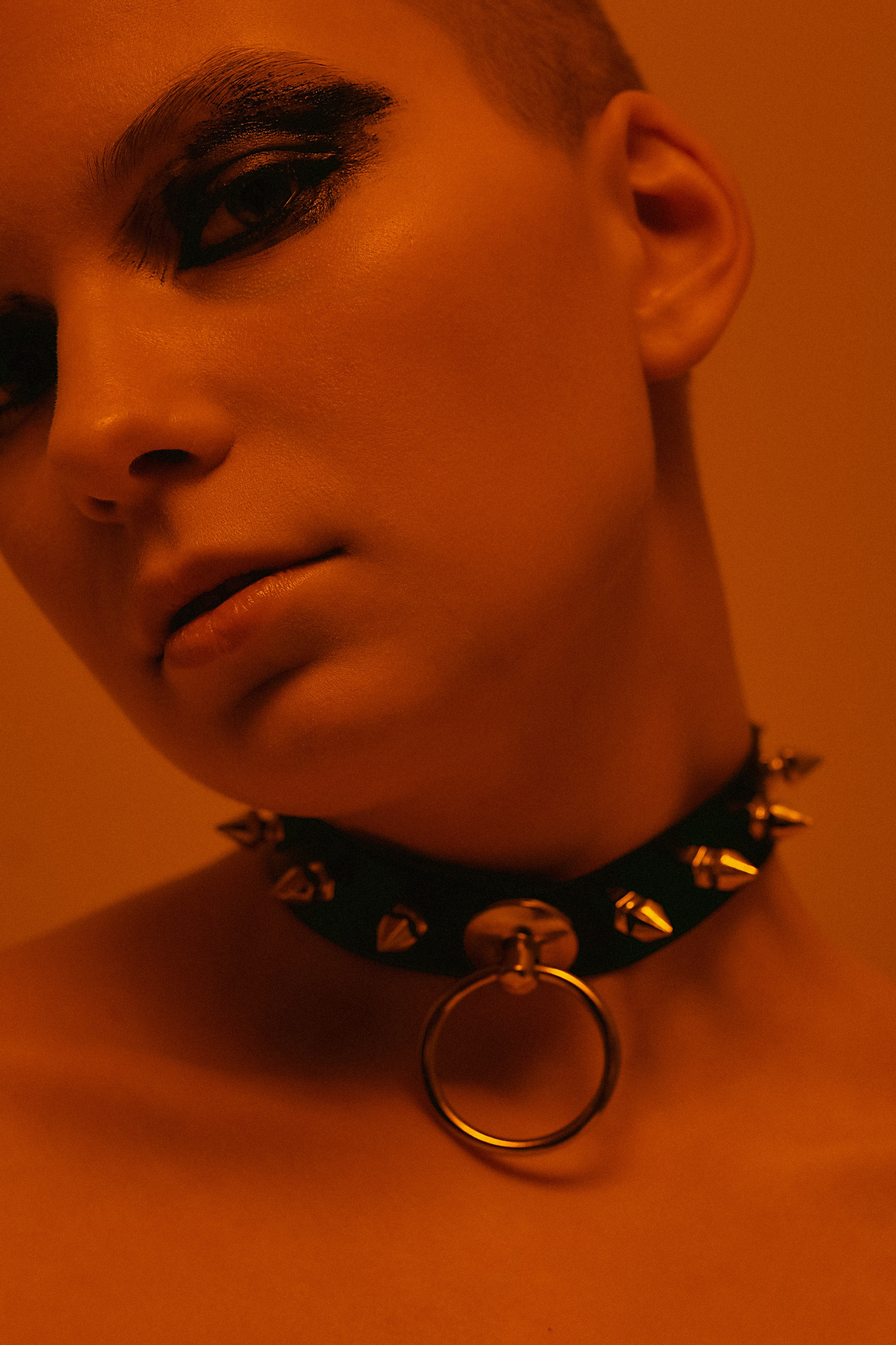 Фотограф в Москве Калагина Светлана - профессиональная съемка дерзкого лукбука для брендов в студии. Девушка в кожаном чокере с шипами