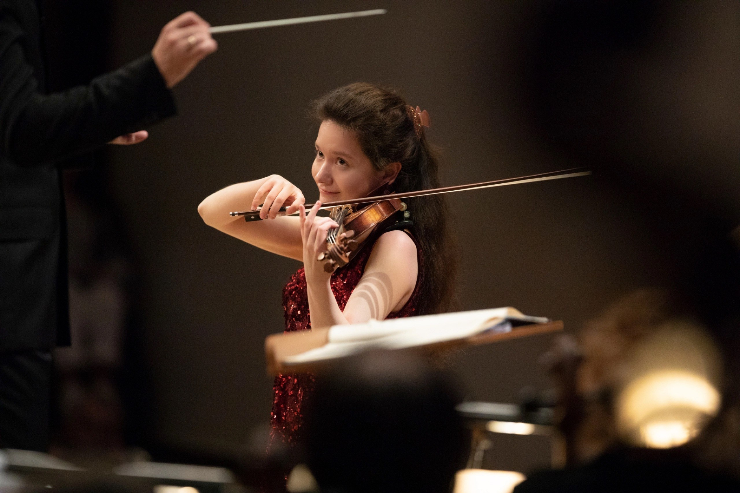 На сцене. Скрипачка Анна Савкина