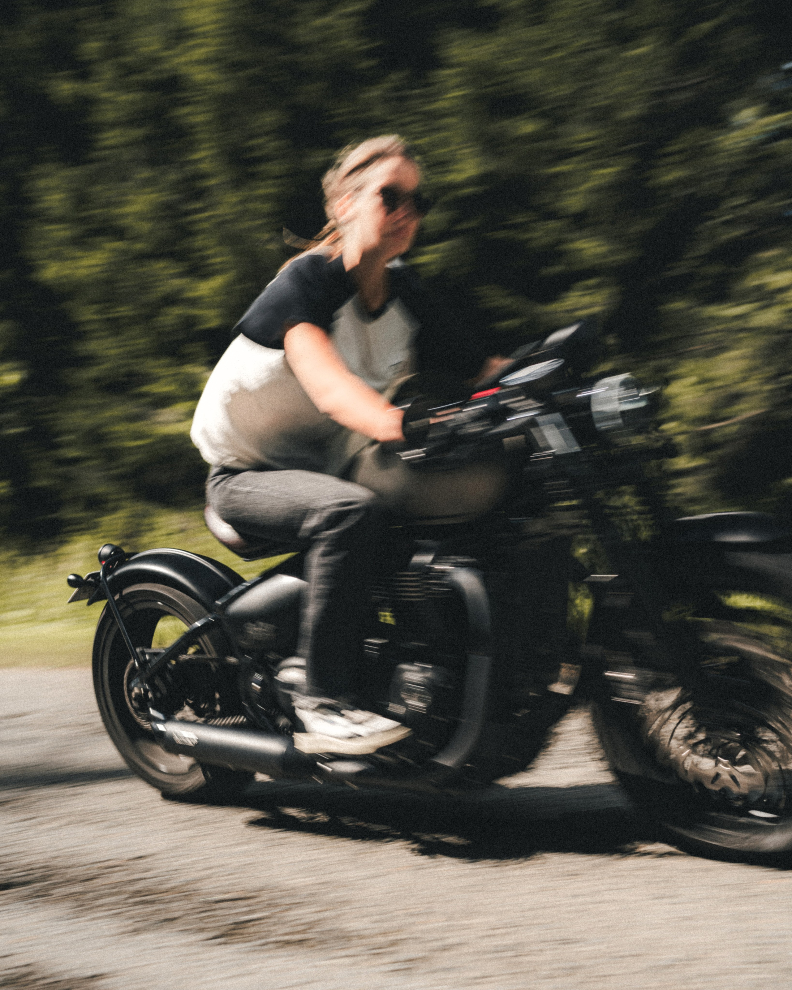 Портретная фотосессия с мотоциклом Triumph Bobber 1200. Фотограф Илья К. в Москве