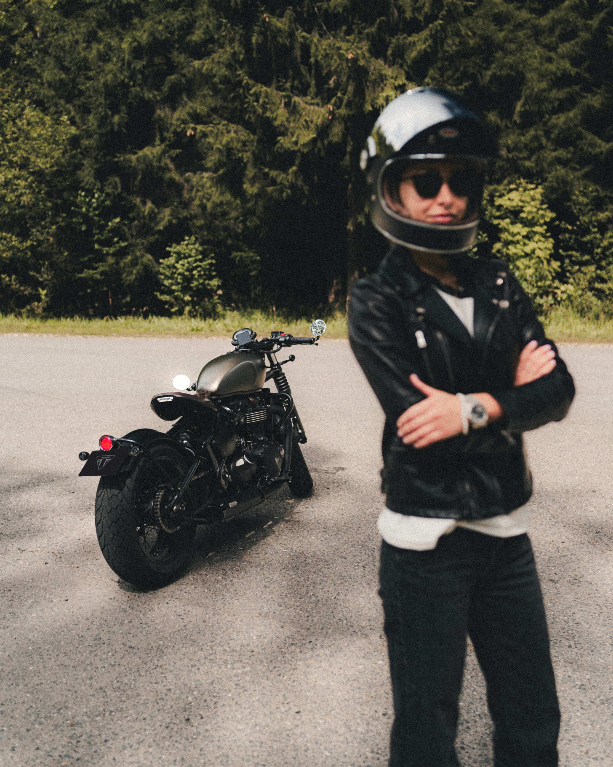 Портретная фотосессия с мотоциклом Triumph Bobber 1200. Фотограф Илья К. в Москве