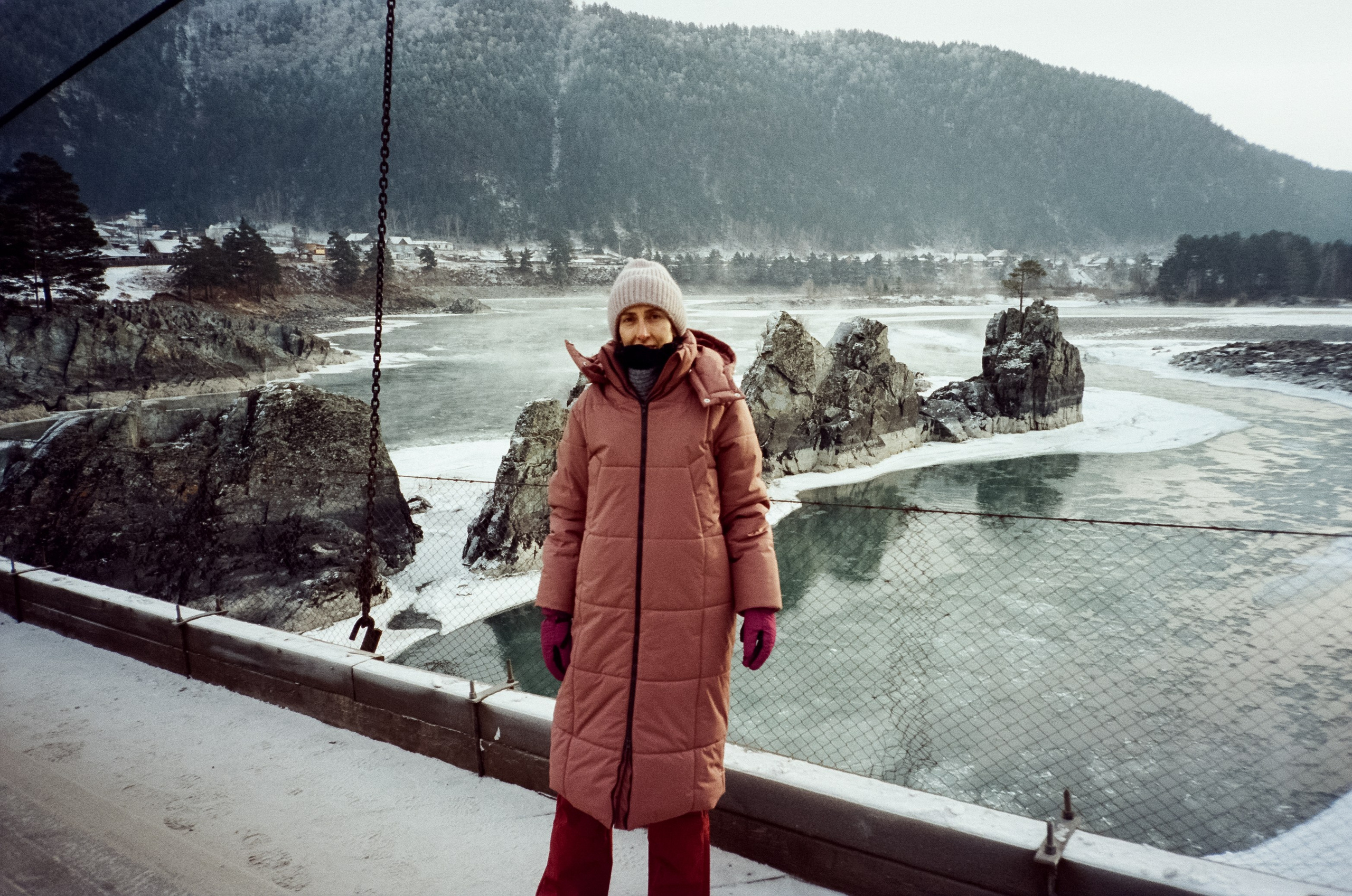 Мост над скалами Зубы Дракона. Зимняя Катунь. Фотограф-документалист Мария Осокина
