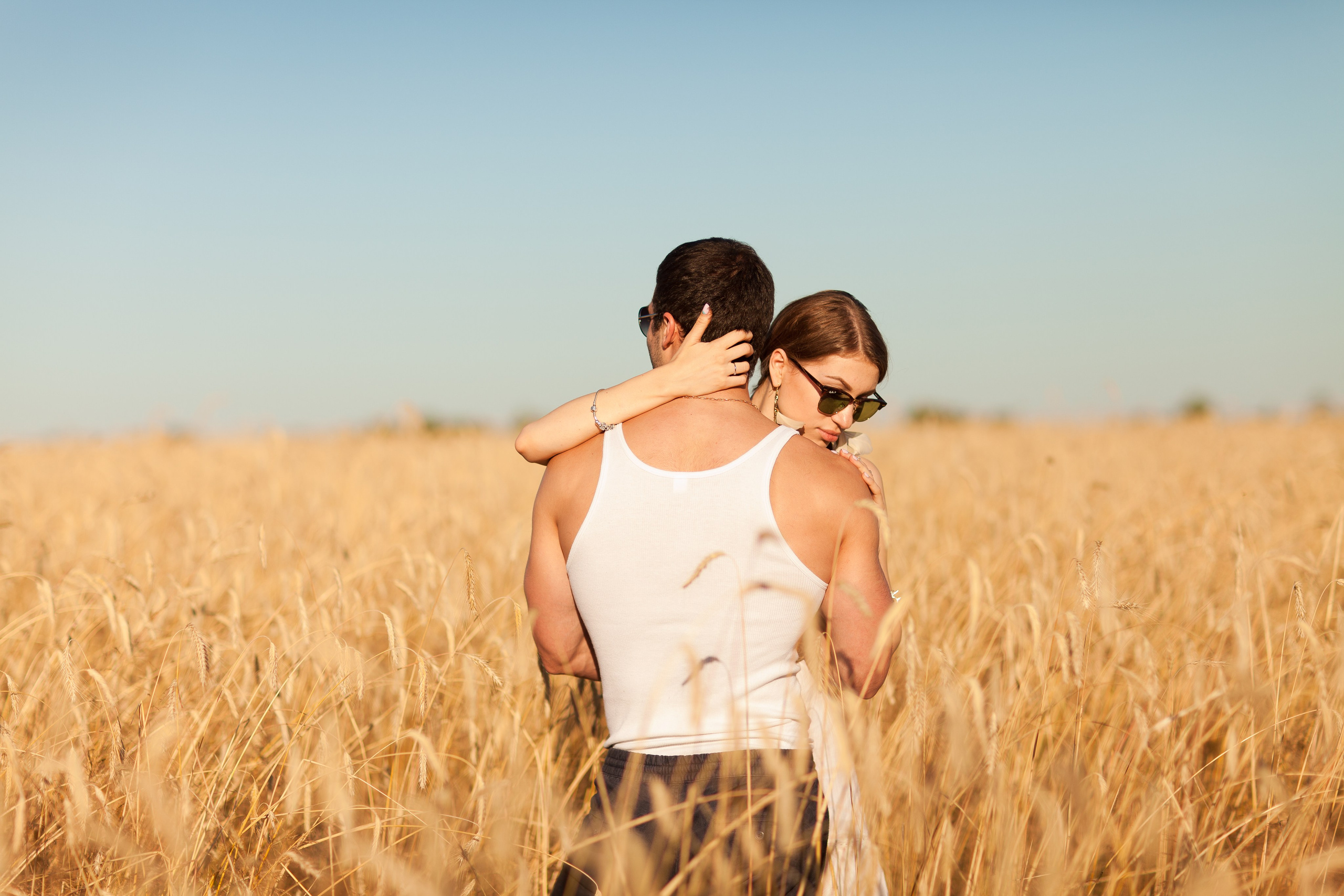 Алиса и Сергей, история в полях. Фотограф Денис Гавриленков в Москве