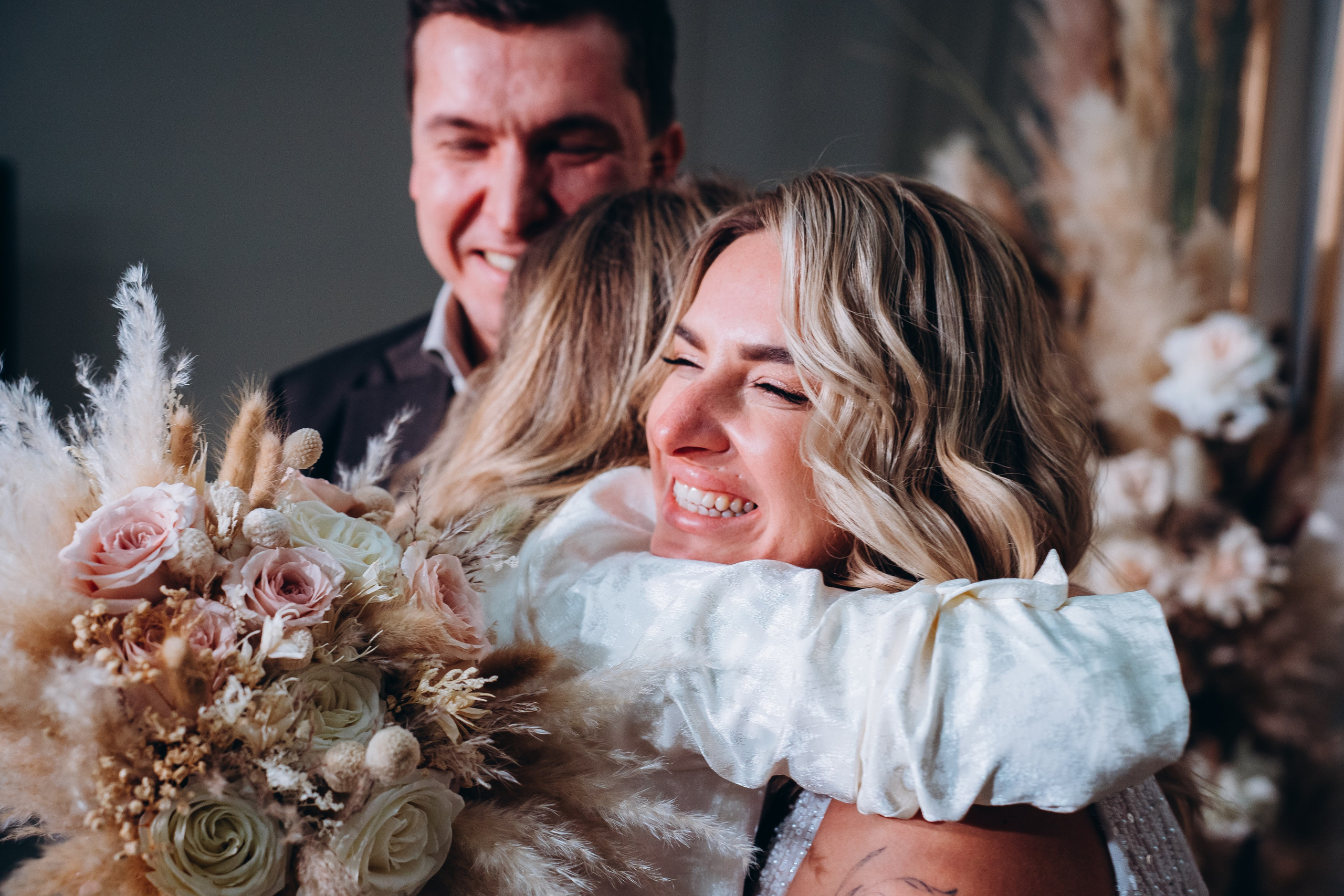 Родители поздравляют молодоженов — трогательные моменты семейного праздника, запечатленные фотографом в Москве.