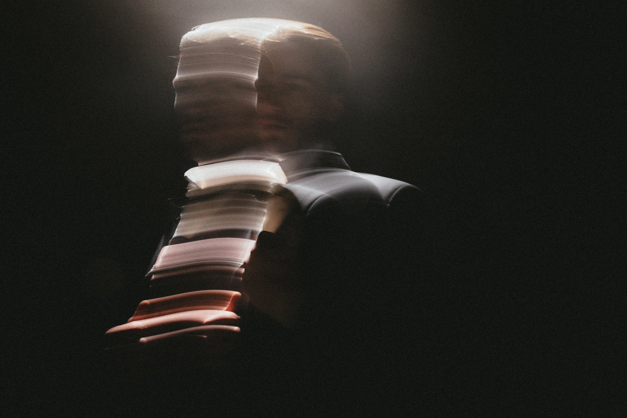 Свадебная фотосессия в итальянском стиле: невеста в элегантном платье на фоне живописного пейзажа. Свадебный фэшн: пара в классических нарядах. "Свадебная фотосессия: жених и невеста в романтическом обнимании на фоне заката"" Итальянская свадебная мода: невеста в платье с длинным шлейфом и венком из цветов"" Свадебный фэшн: детали наряда невесты, включая украшения и обувь"" Свадебная фотосессия на природе: пара в стильных нарядах среди зелени"" Свадебный стиль: жених в классическом костюме и невеста в современном платье"" Свадебная фотосессия в старинном городе: романтические моменты пары на фоне узких улочек"" Итальянская свадебная мода: невеста с элегантным макияжем и прической"