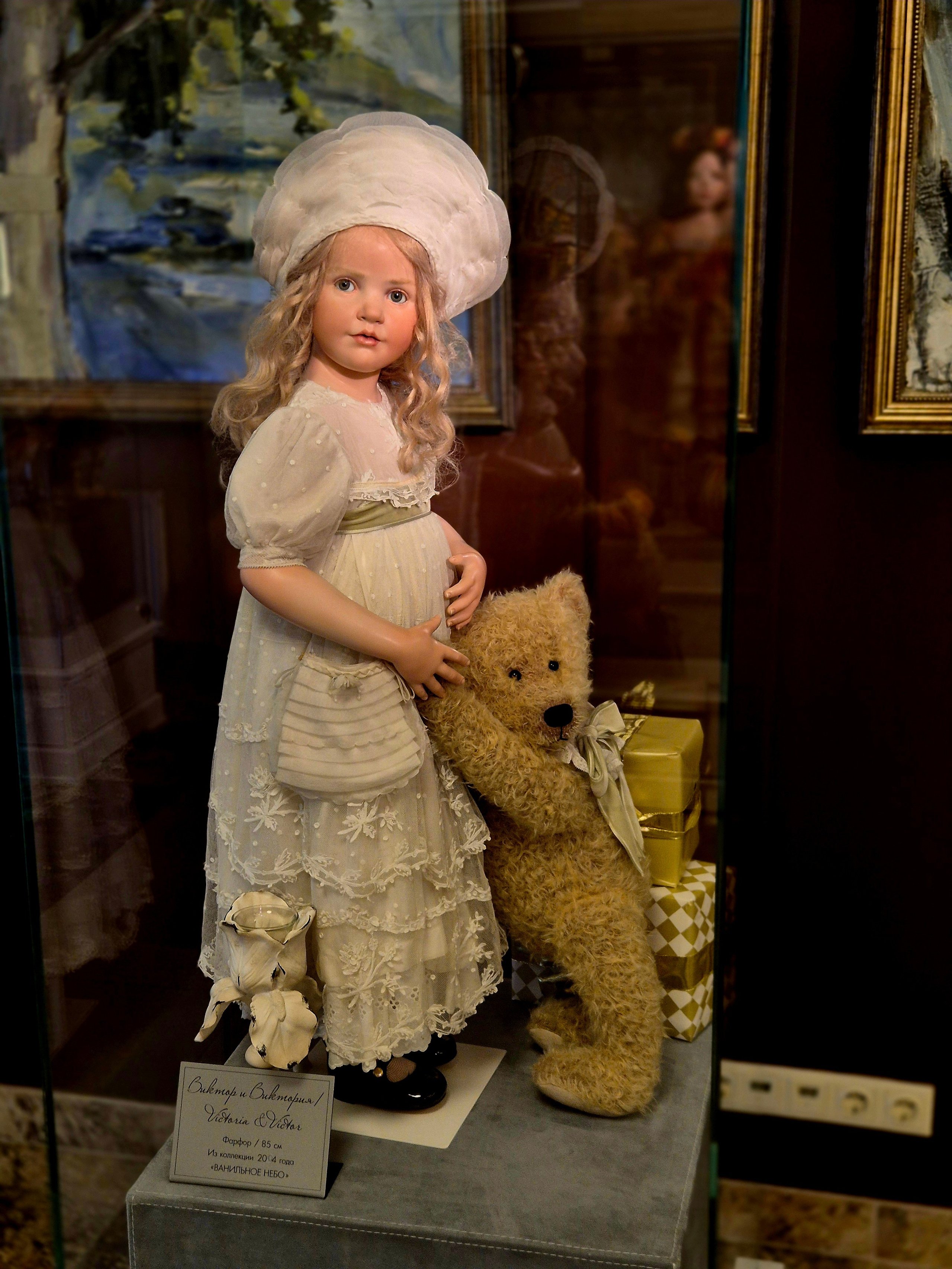 Куклы красивые, но как-то меня почти никакие не зацепили. Фарфоровые лица покрываются раствором красок, выглядит все очень здорово. Может дело в том, что я мальчик? :)