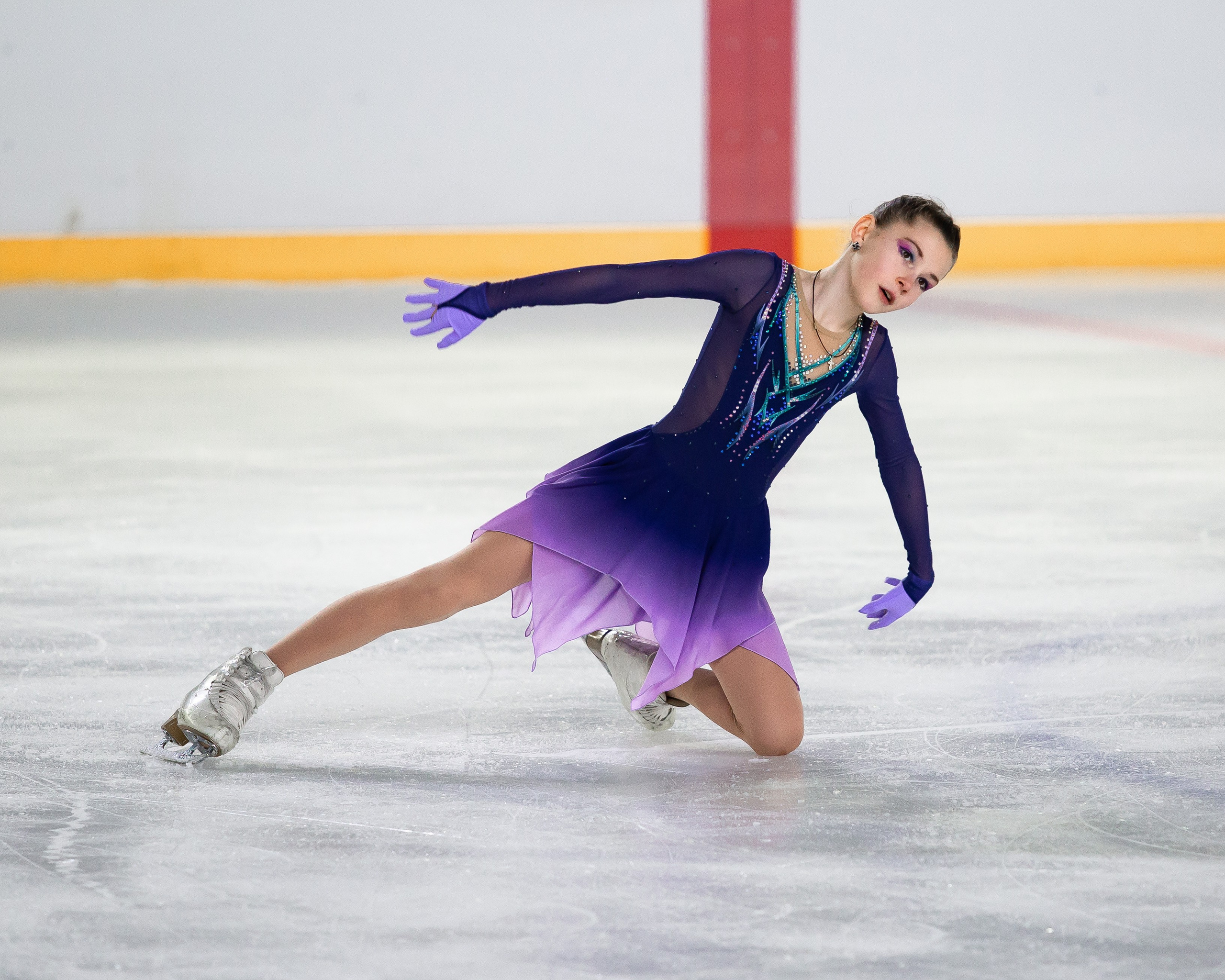 Фигуристка в красивом платье на турнире по фигурному катанию