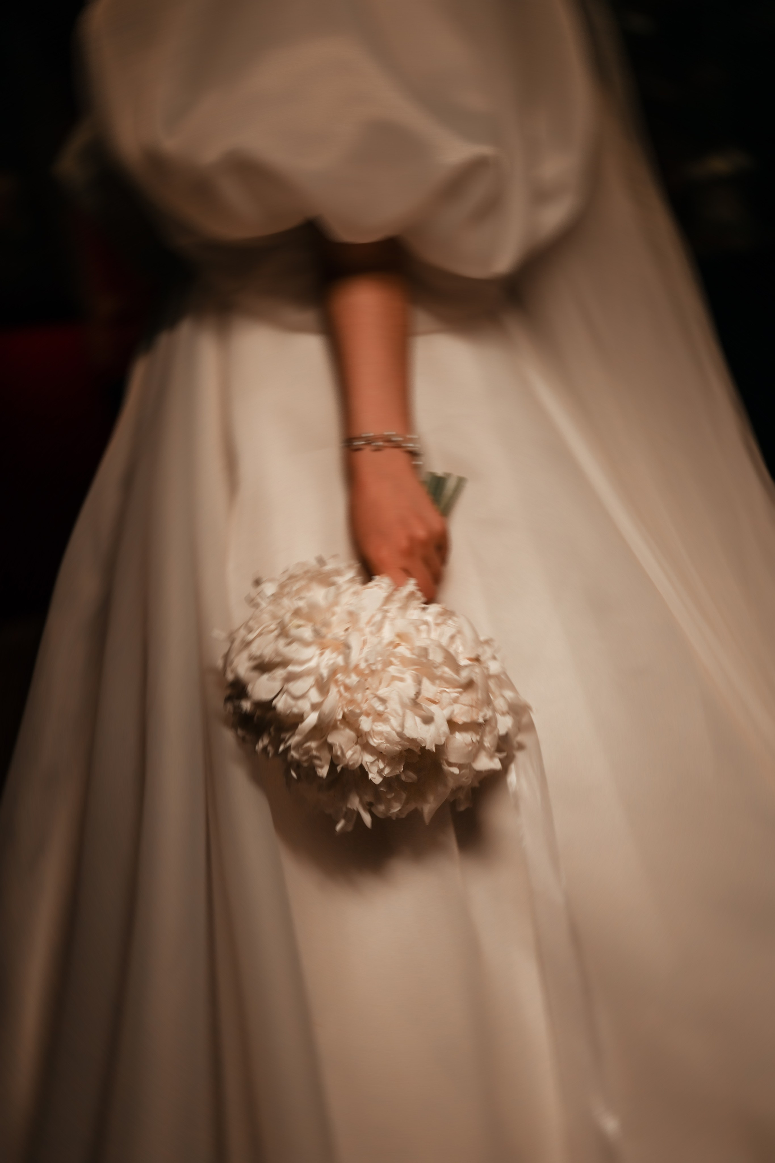 Небольшая свадебная серия в музее и прогулкой под дождем Эльмиры и Ризата. Свадебный, семейный, детский, контент фотограф в Омске Максим Ильин