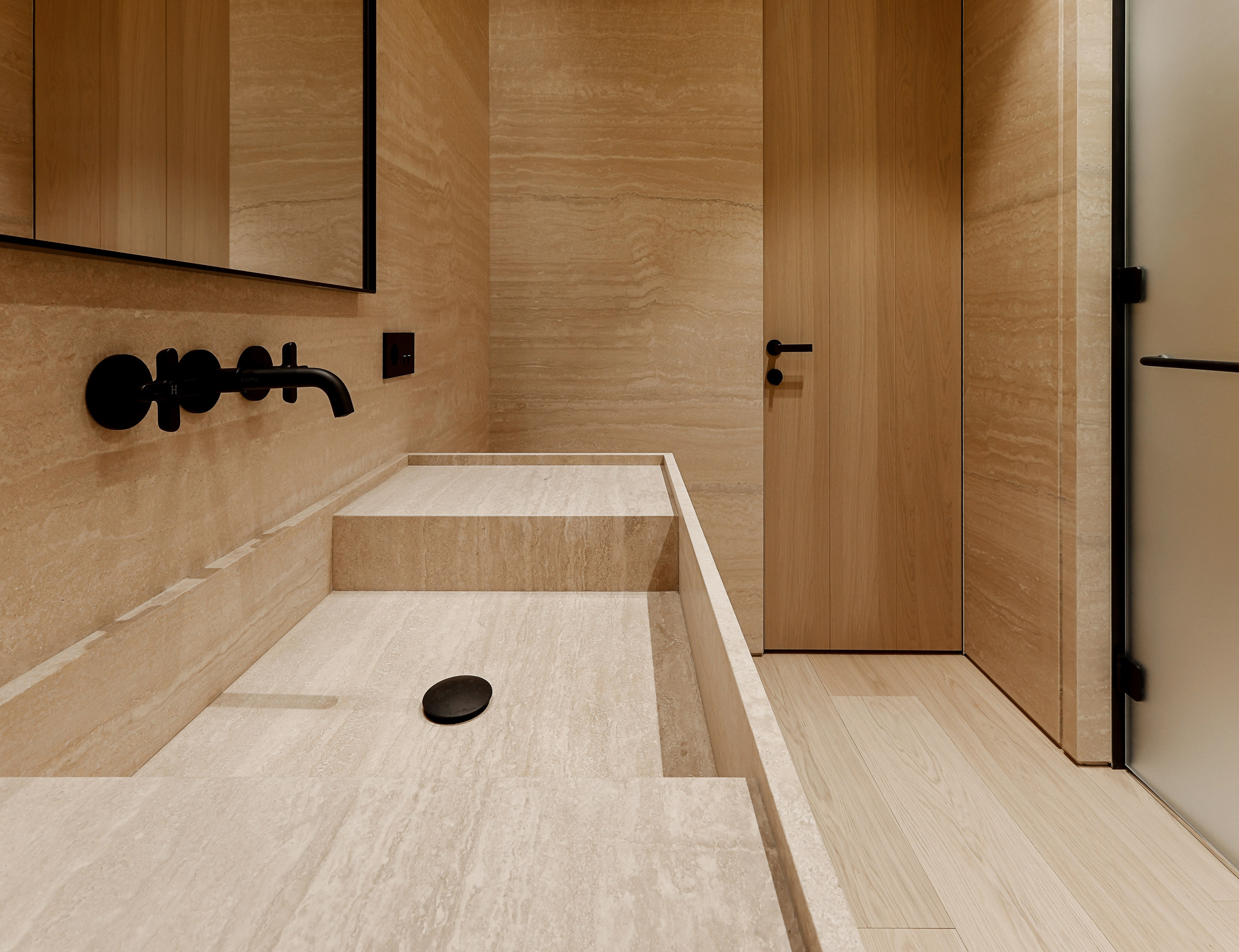 Раковина изготовленная из камня.