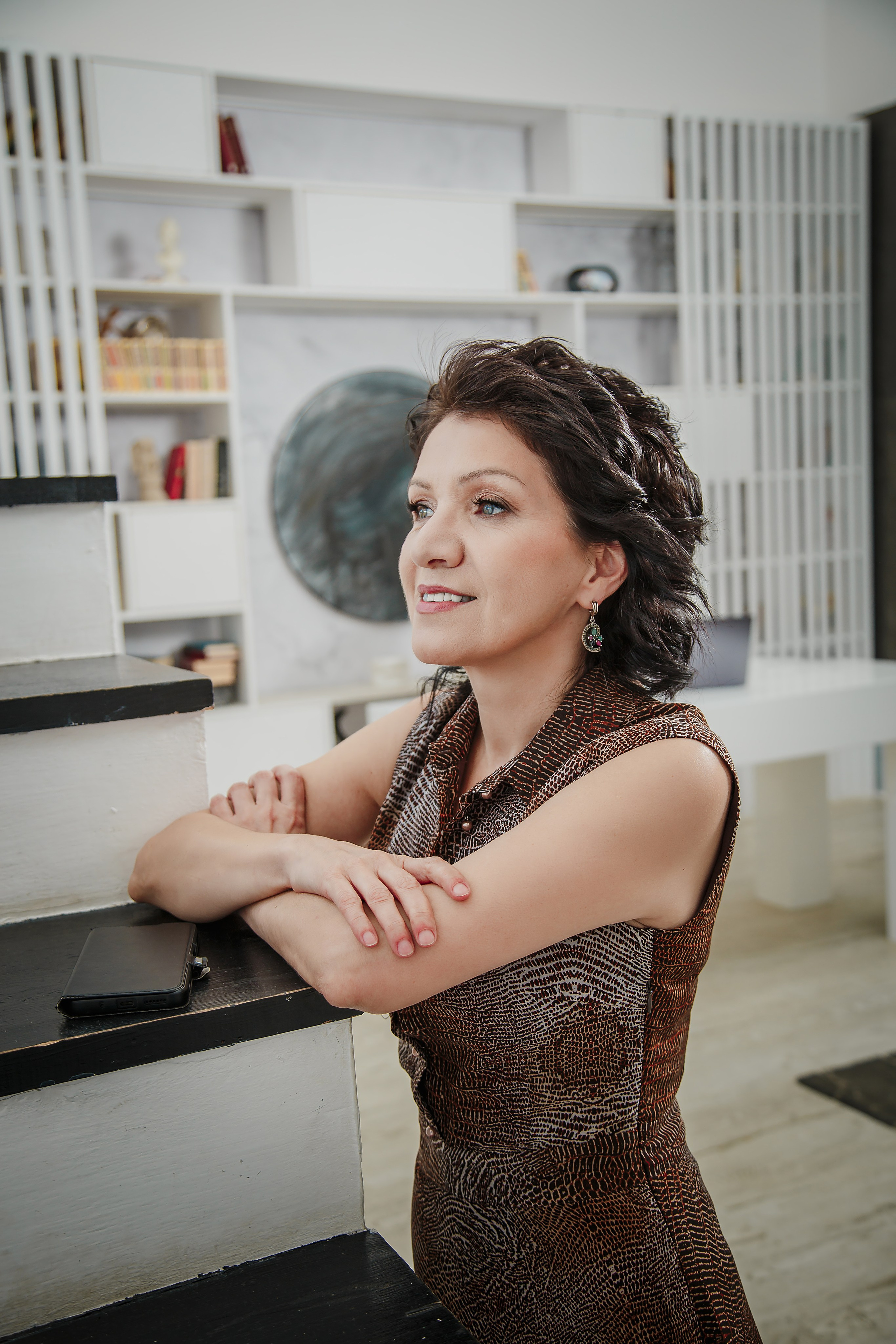 Женский коуч в светлой студии — брендовая фотосессия в Москве, Портрет женского коуча в деловом образе — фотосессия для личного бренда, Фотосессия для эксперта в офисной локации студии Москва, Женский коуч в повседневном образе — контент для соцсетей, Профессиональный бренд-фотограф в Москве — женский коуч, Образ женского коуча для сайта и продвижения в соцсетях, Разнообразные образы на брендовой фотосессии для эксперта, Светлая студия с офисными локациями — фотосессия для коуча, брендовая фотосессия для эксперта, фотосессия для женского коуча, бренд-фотограф Москва, фотосессия личный бренд, фотосессия для сайта, фотосессия для соцсетей, фотосессия для продвижения, фотосессия в студии Москва, фотосессия для эксперта Москва, профессиональная фотосессия для коуча. Катерина Сысуева, Рина Сысуева, rina_sphoto