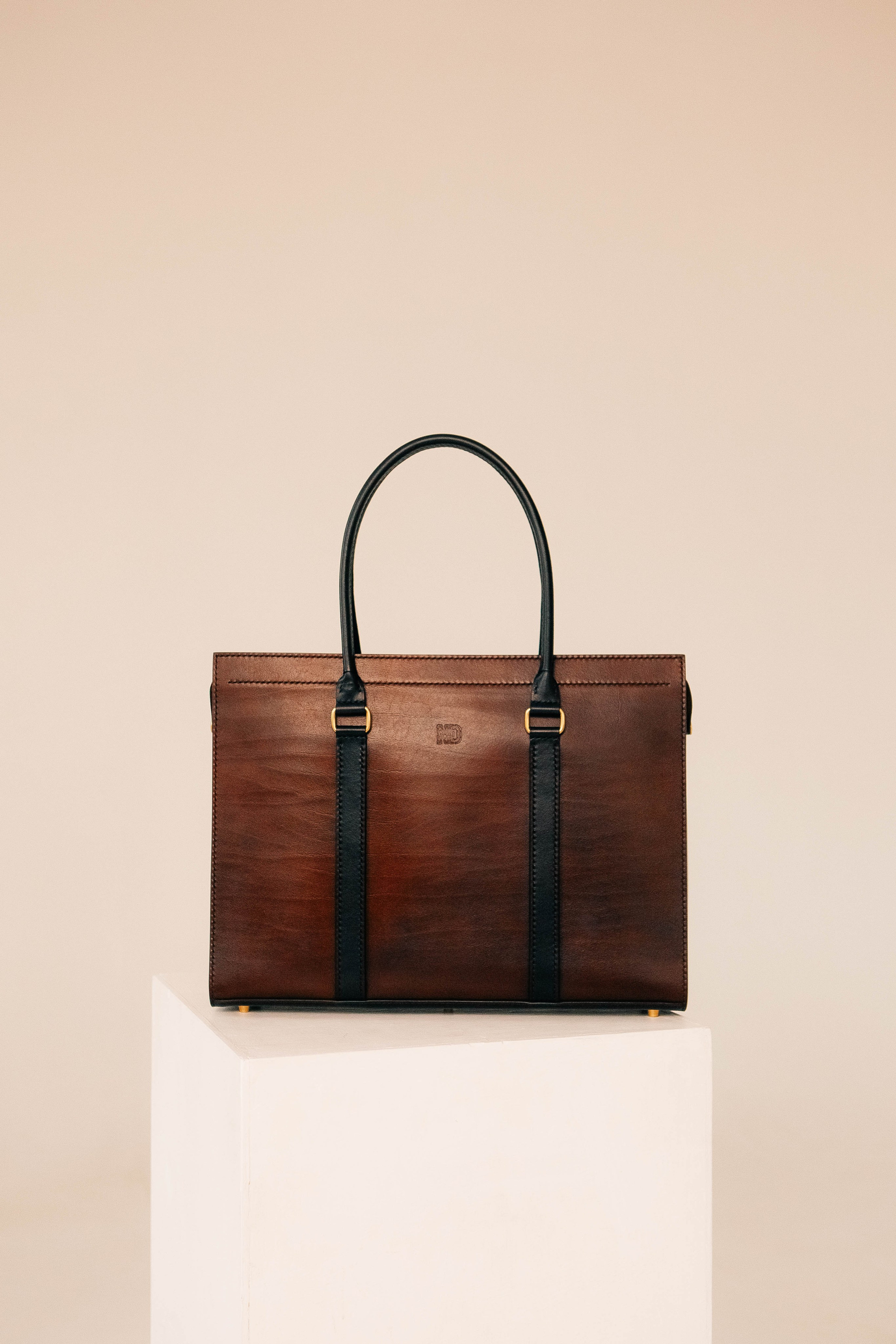 Анна Гречаная и изделие Дана Настаса 💼. Фотограф Ольга Крукле