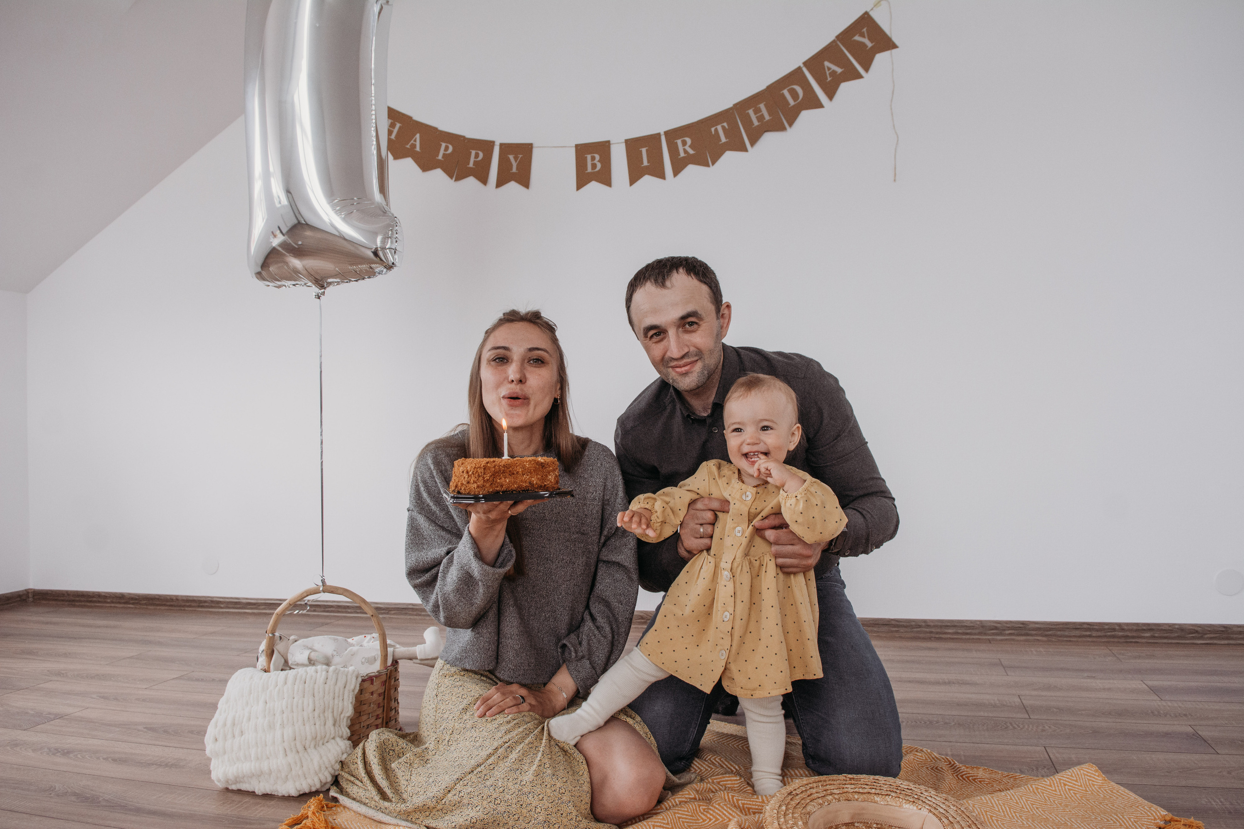 Доченька, тебе уже годик 🧡. Семейный фотограф в Екатеринбурге Всеволод и Марина Пономаревы