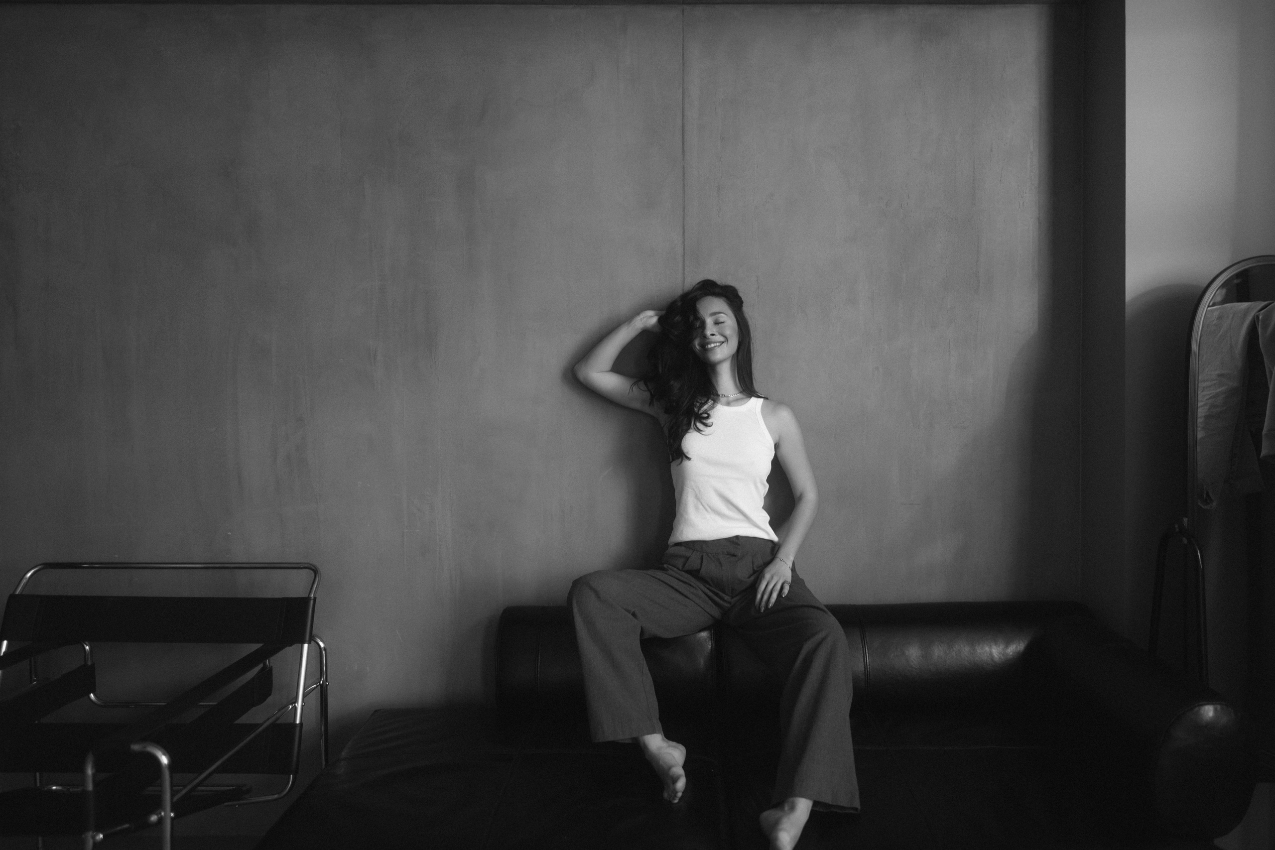 Женская портретная чб фотосессия в студии на циклораме в Казани