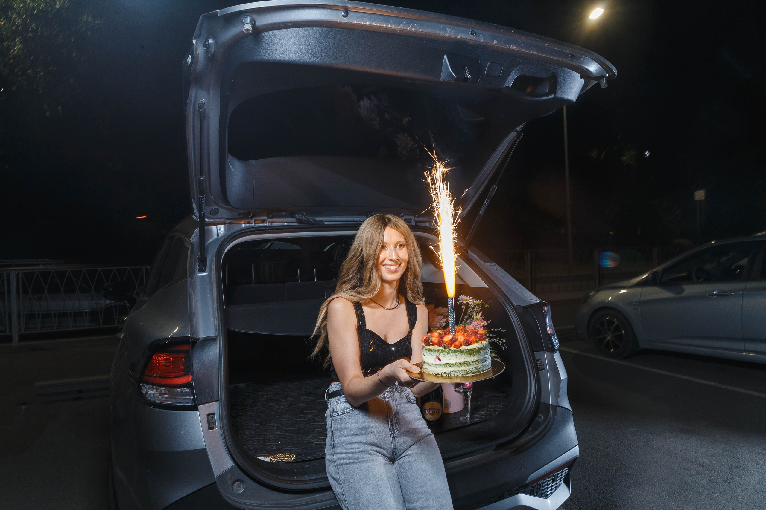 День рождения Оксаны: подруги, набережная, торт, шампанское. Событийный фотограф Максим Бескоровайновнов