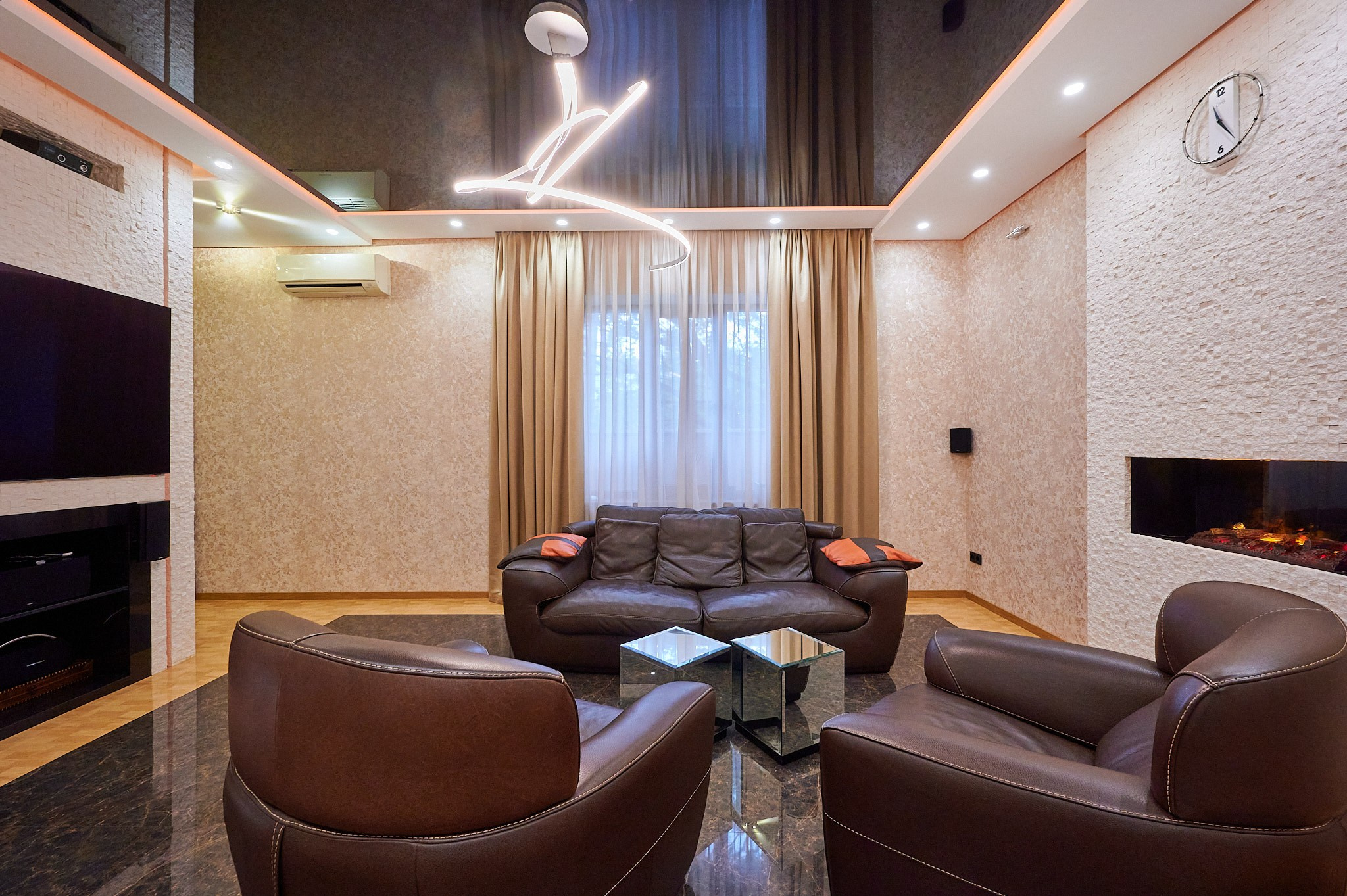 гостиная с камином кожаные кресла темно коричневые  