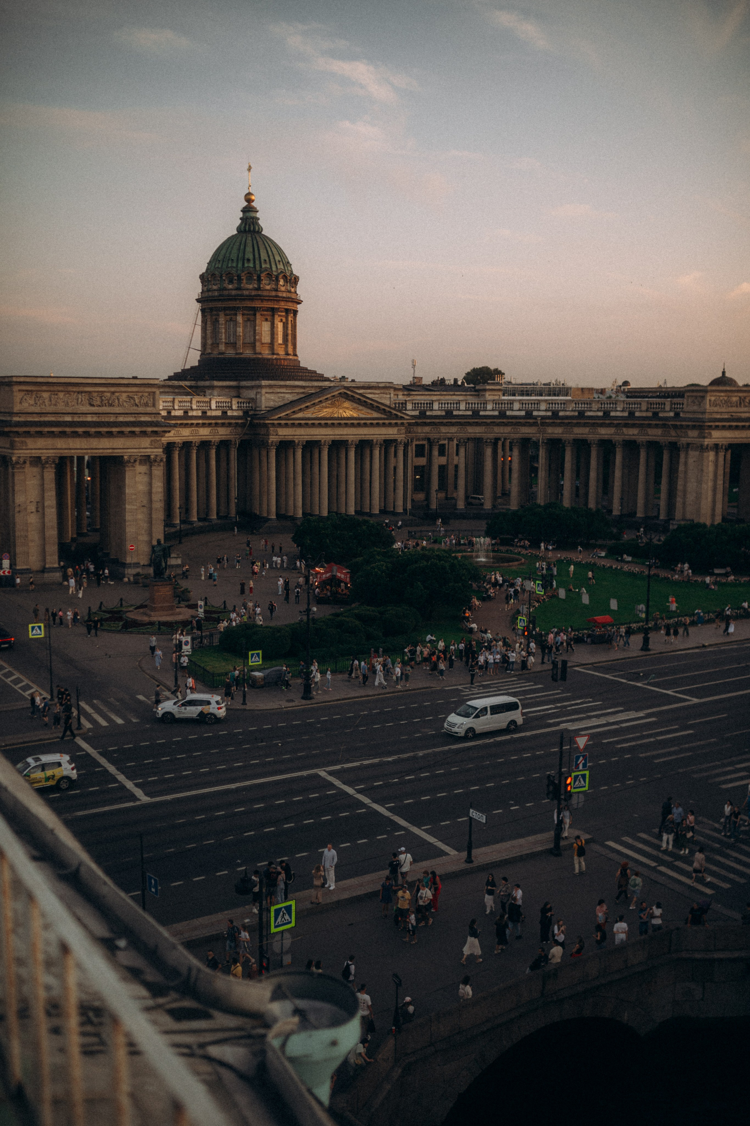 Мы сидим на питерской, теплой крыше. Фотограф в Санкт Петербурге Лара Великова