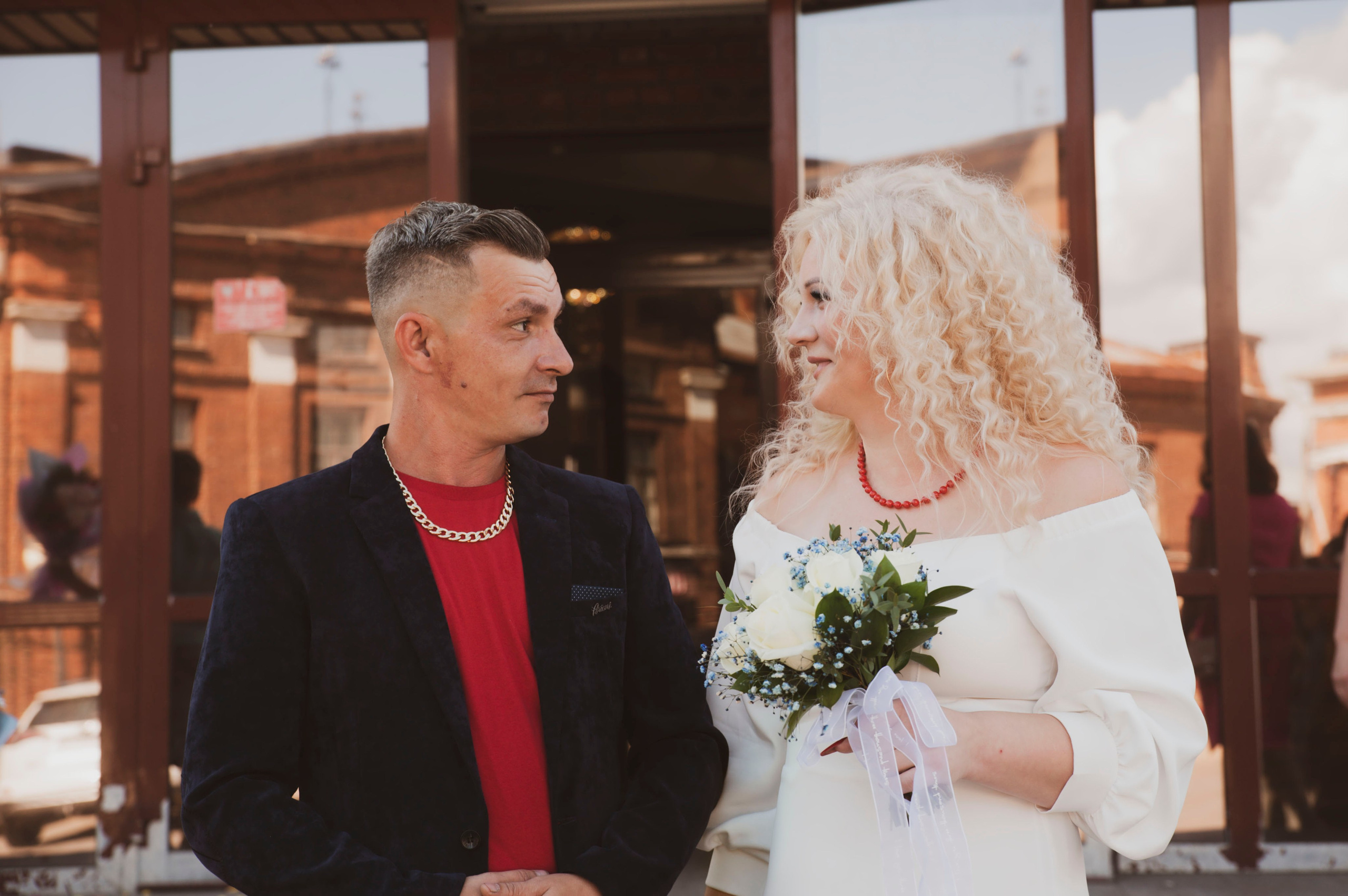 Свадебная фотосессия в стиле 90х для Кристины и Валеры (ЗАГС, фотосет у гаражей). Женский фотограф в Череповце Даша Акулич