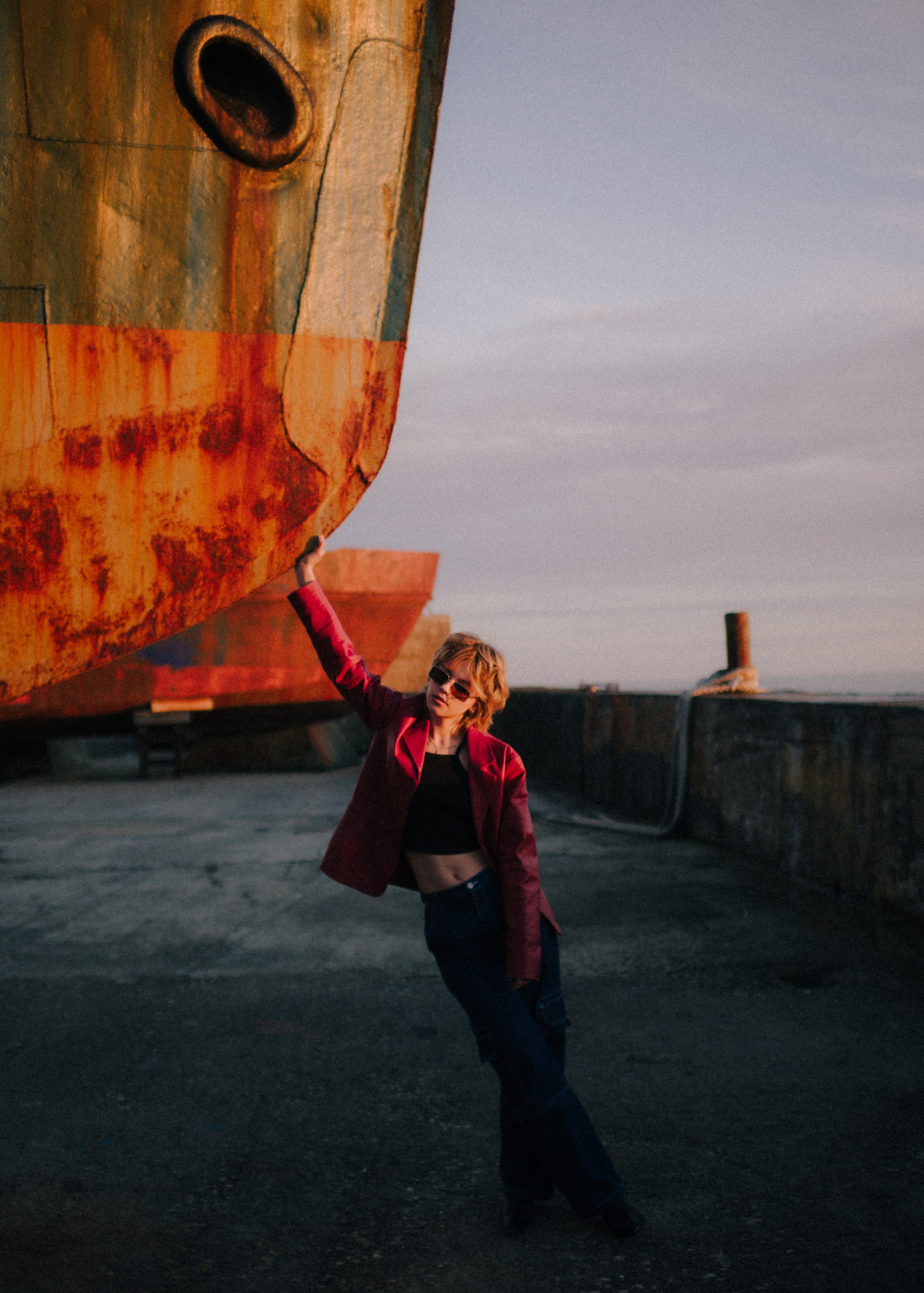 Вика среди заброшенных кораблей. Главная